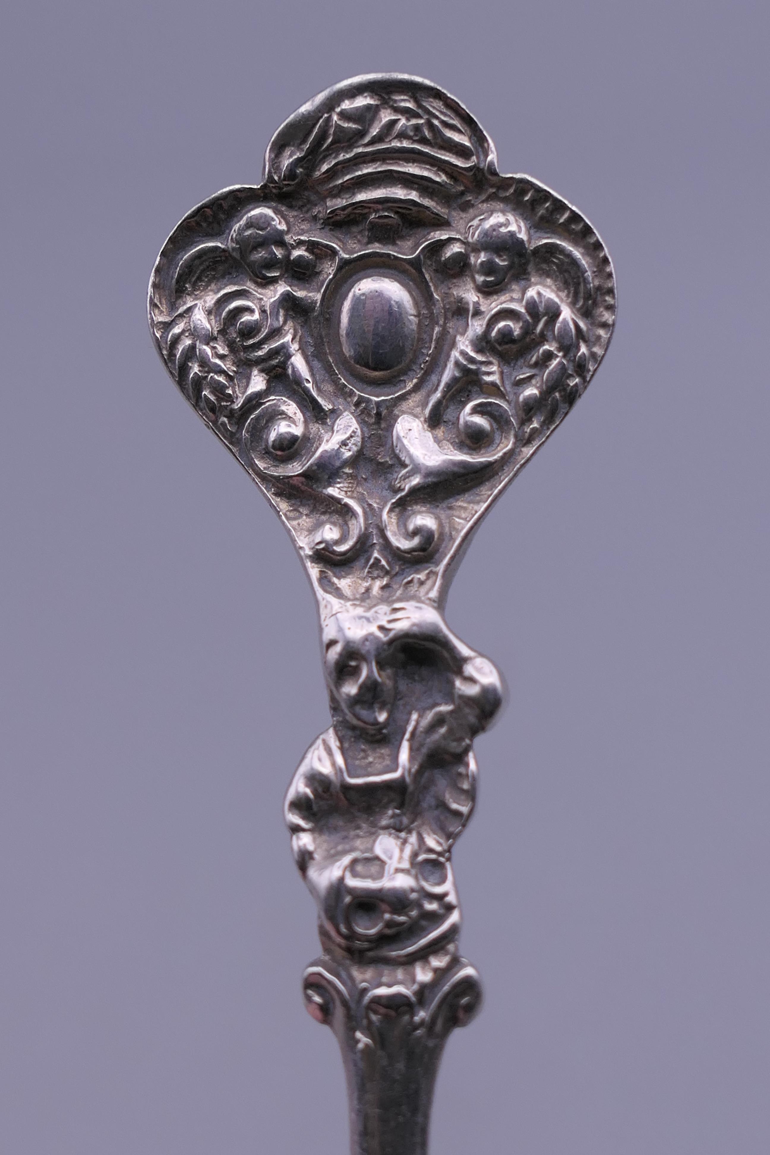 A silver sifting spoon. 16 cm long. 37.7 grammes. - Image 4 of 5