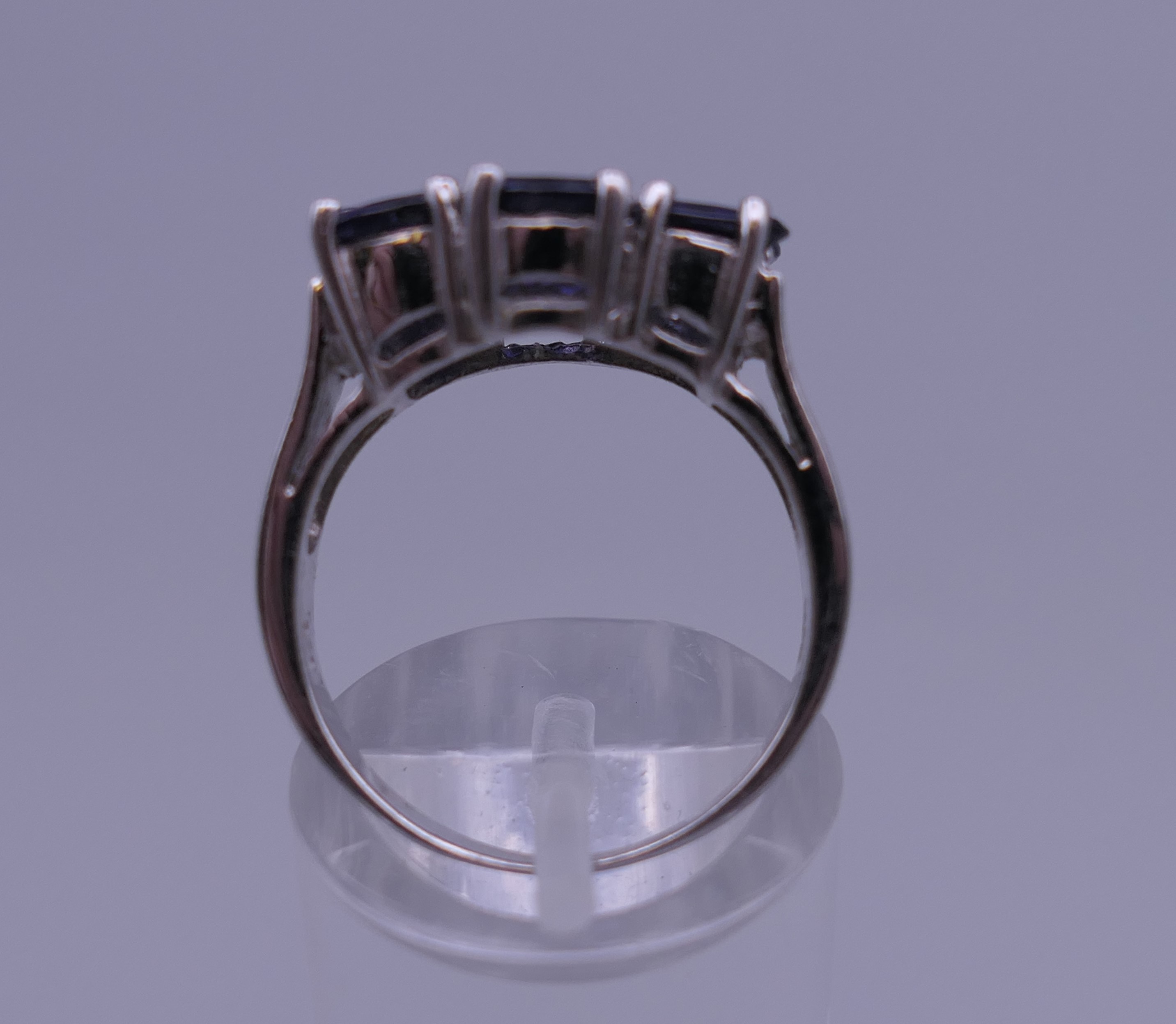 A silver dress ring. Ring size O. - Image 3 of 6