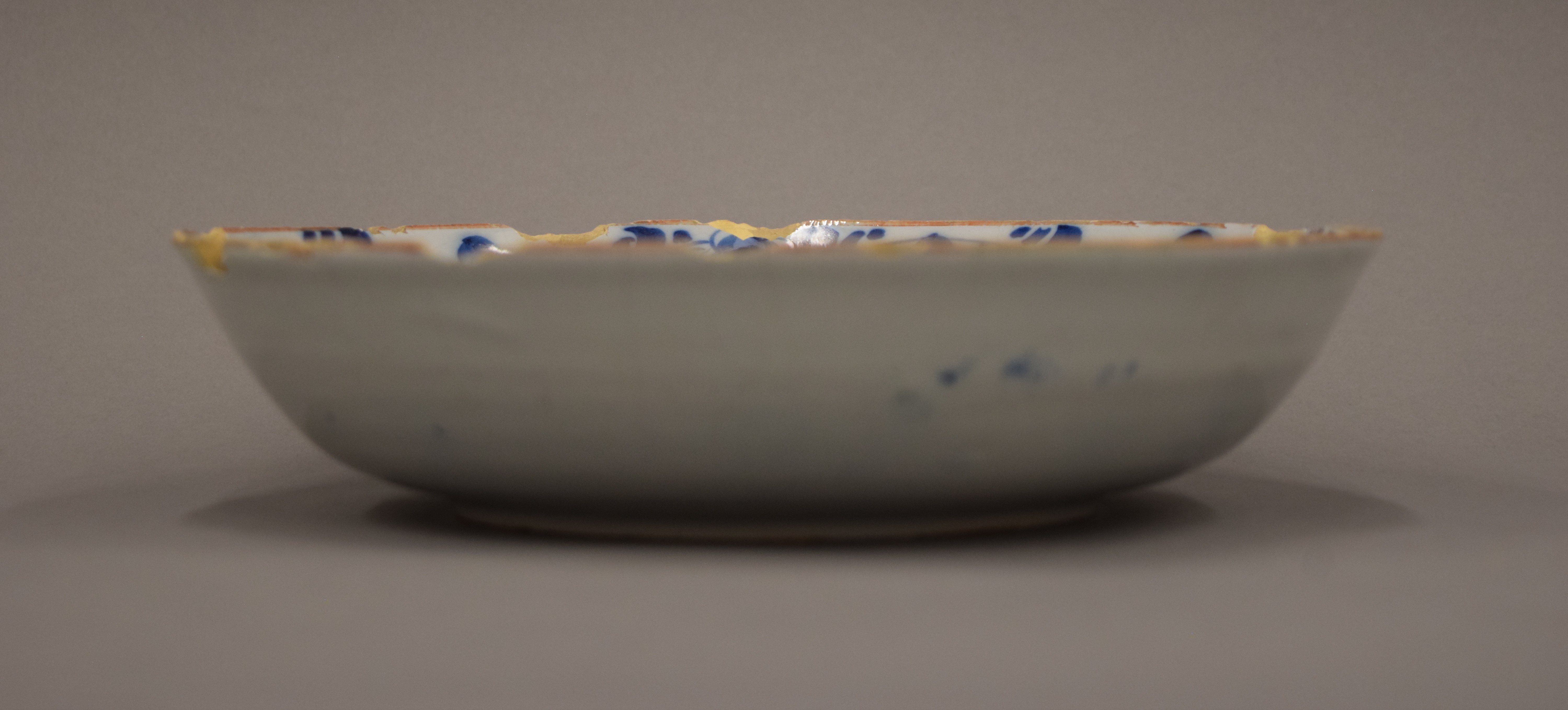 An 18th century Delph blue and white porcelain dish. 22.5 cm diameter. - Image 2 of 5