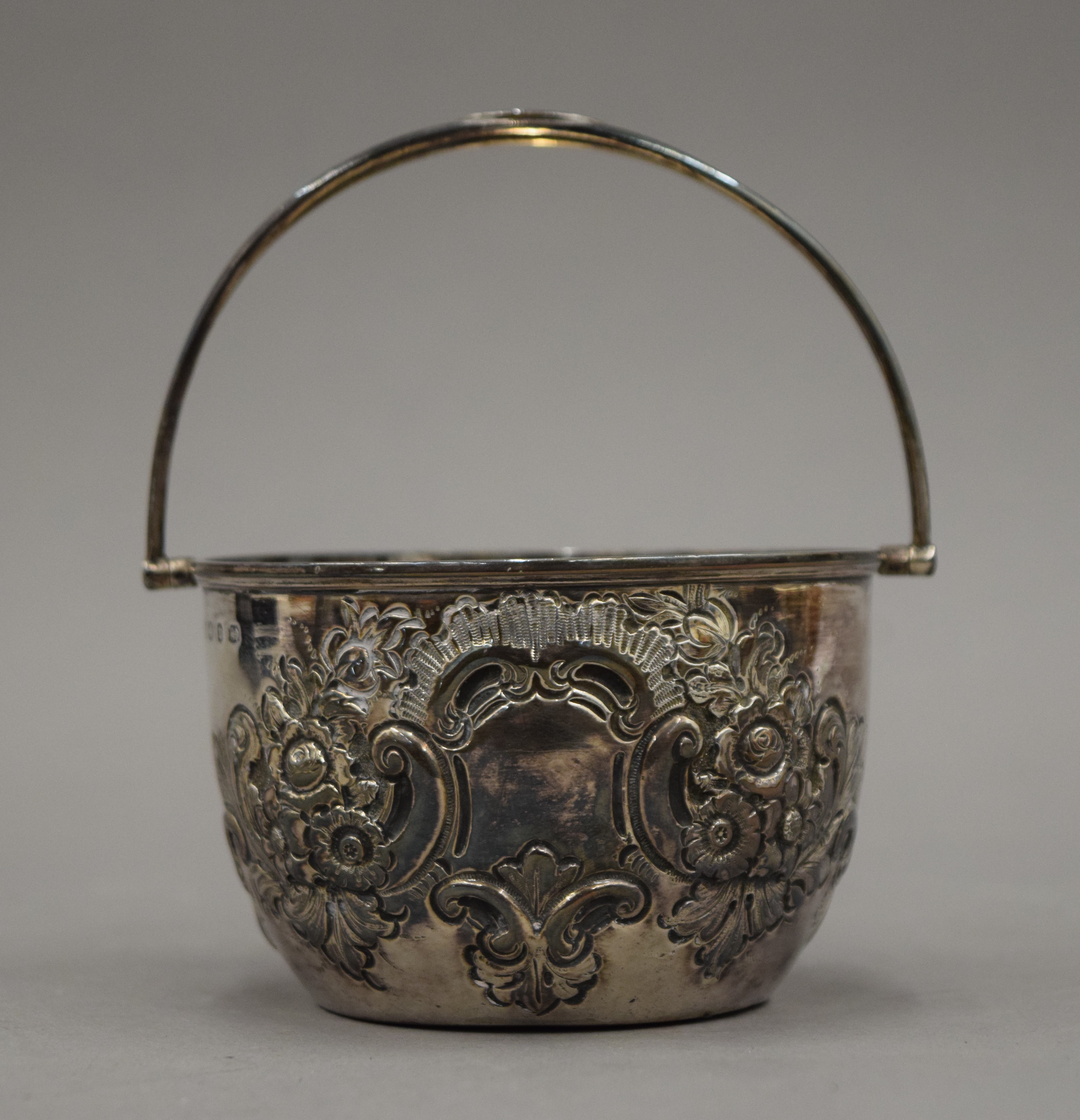 An embossed silver sugar bowl. 10.5 cm wide. 125.8 grammes.