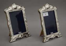A pair of silver photograph frames. 15 x 21.5 cm.