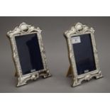 A pair of silver photograph frames. 15 x 21.5 cm.