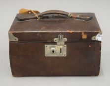 A vintage leather cased mahjong set. The case 23 cm wide.