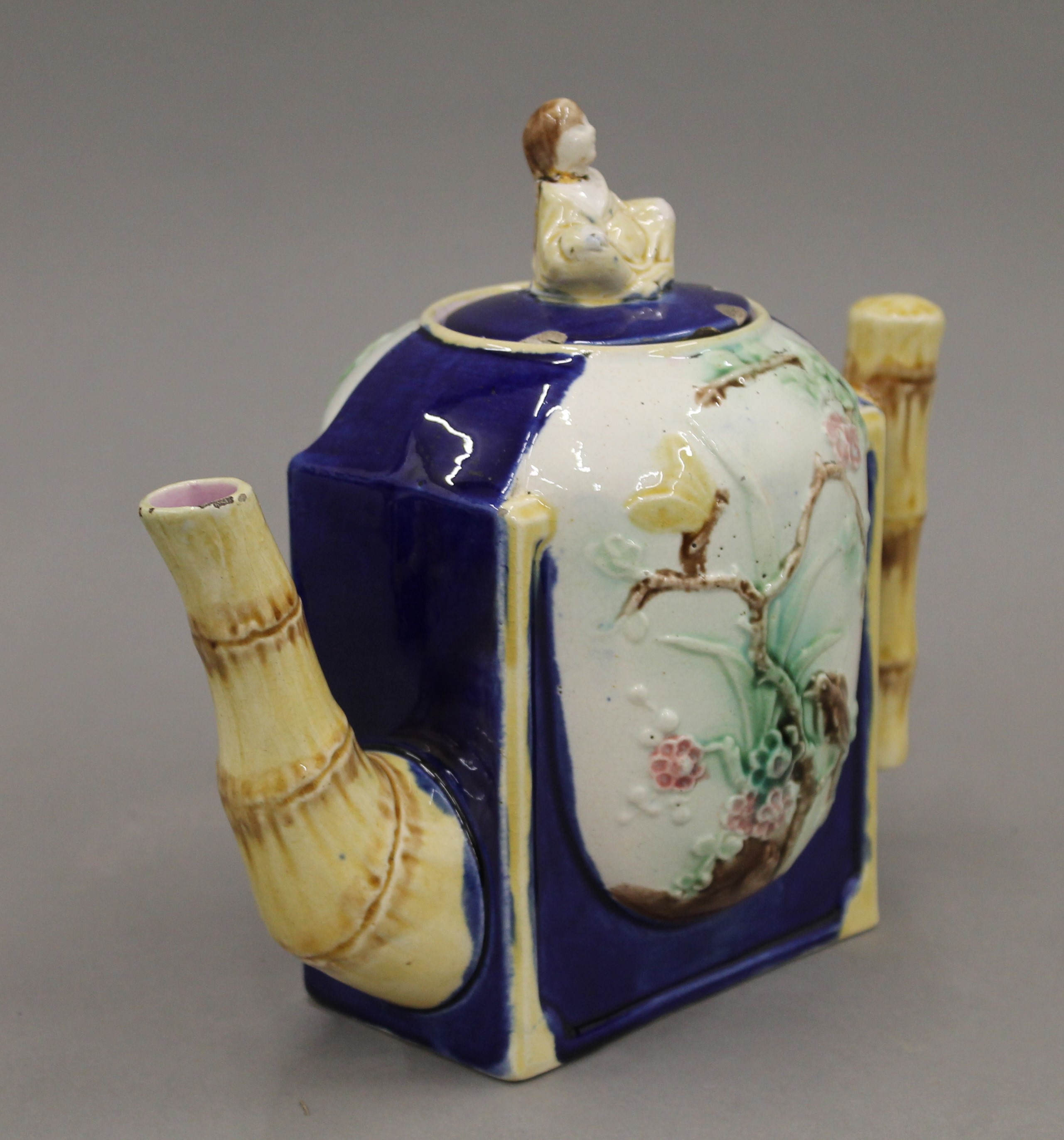 A Victorian three-piece Majolica tea set. The teapot 18 cm high. - Image 3 of 7