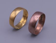 A 22 ct gold wedding band (3.9 grammes) and a 9 ct gold wedding band (3.4 grammes).