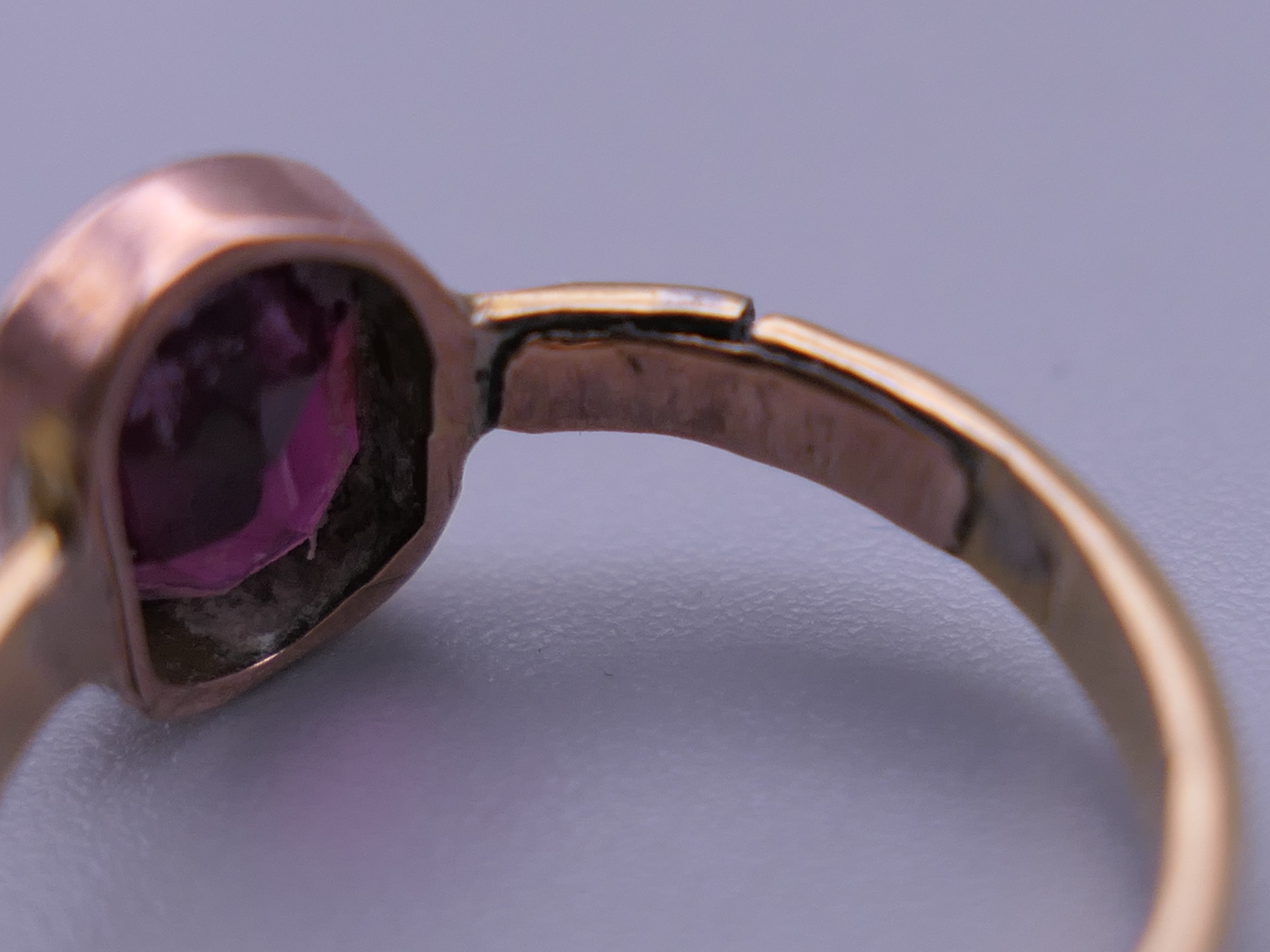 A garnet set gold ring, possibly 9 ct and 18 ct gold. Ring size F. 1.9 grammes total weight. - Bild 6 aus 6