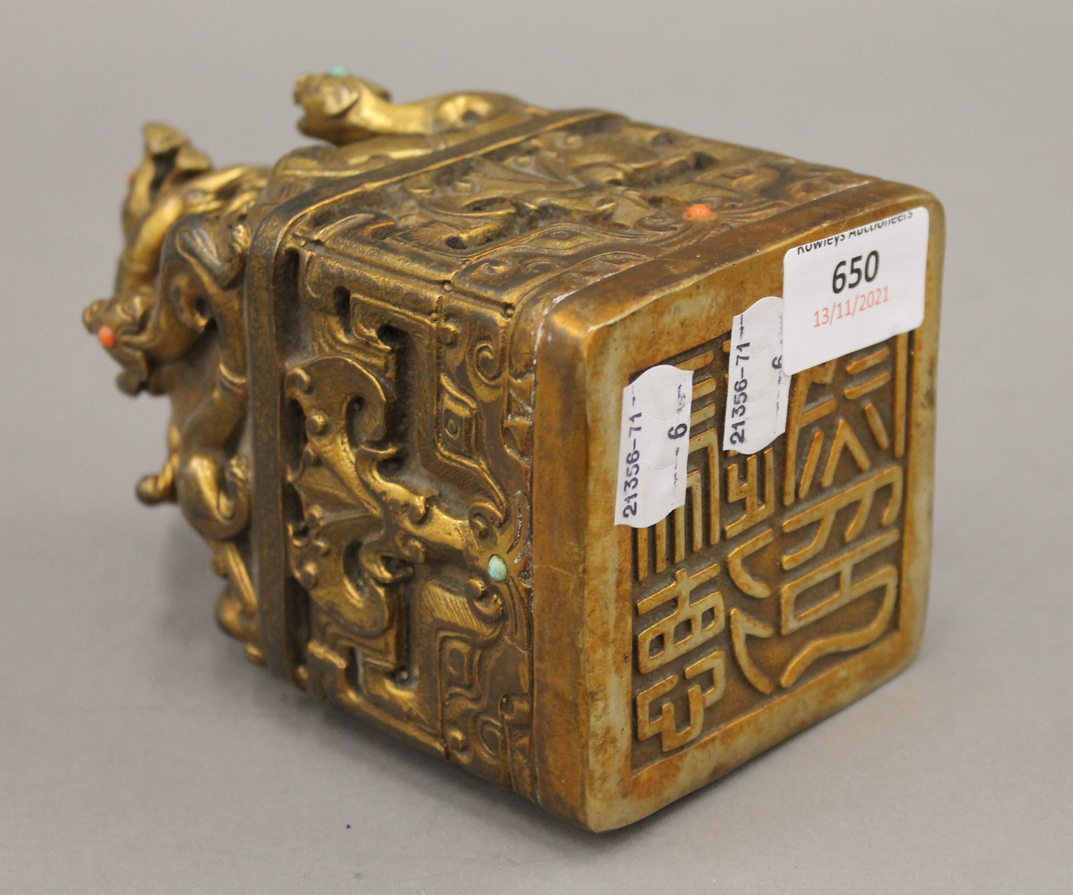 A large Chinese gilded bronze square seal with turquoise and red coral stones. 16.5 cm high. - Image 4 of 4