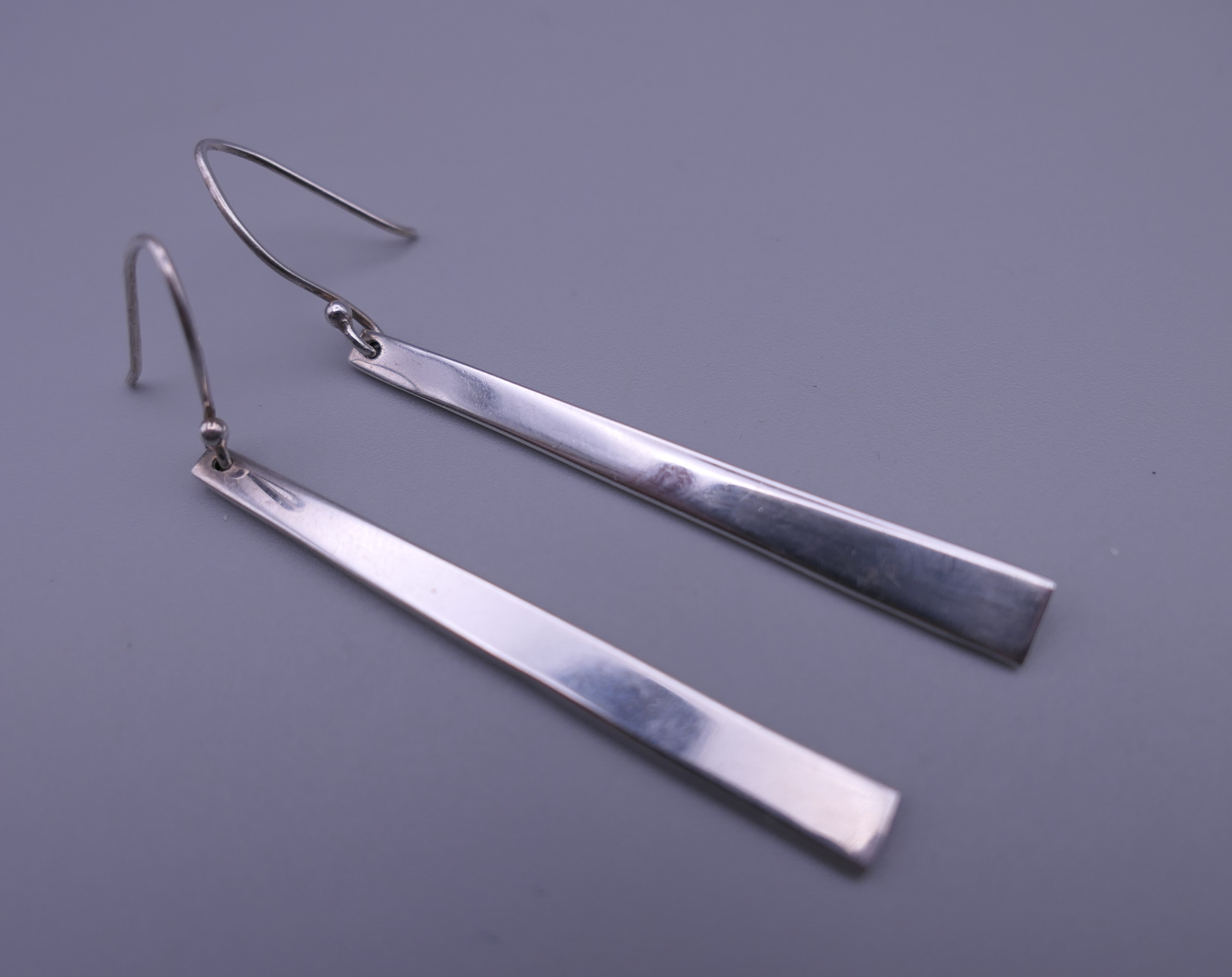A Contemporary silver necklace and earrings en-suite. The necklace 46 cm long. - Image 2 of 7