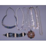 A quantity of miscellaneous jewellery.
