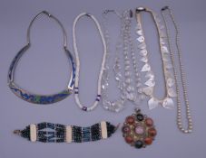 A quantity of miscellaneous jewellery.