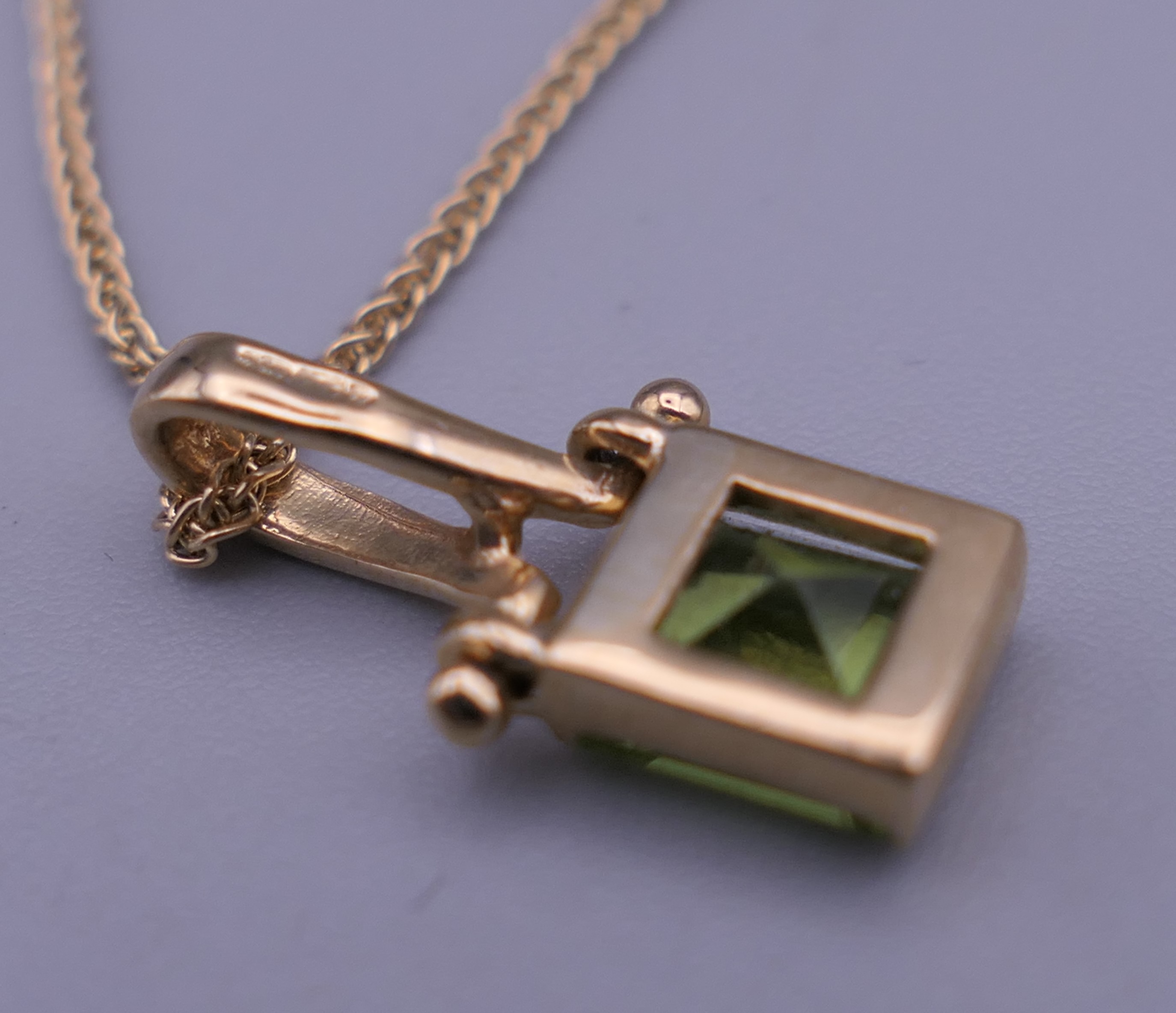 A 9 ct gold pendant necklace. The pendant 1.5 cm high. - Image 3 of 8