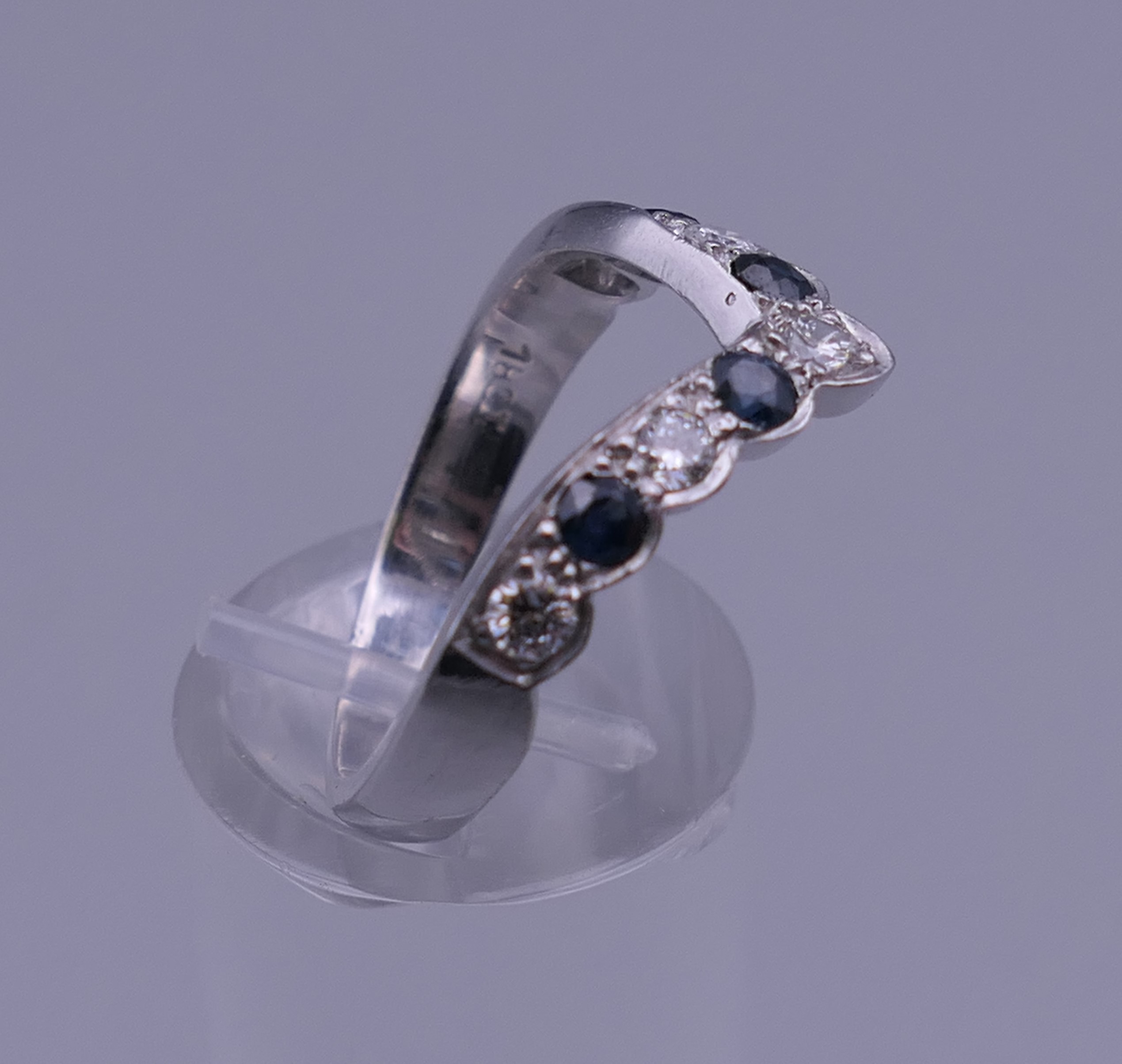 An 18 ct white gold, diamond and sapphire wishbone ring. Ring size Q. 5.7 grammes total weight. - Bild 2 aus 6
