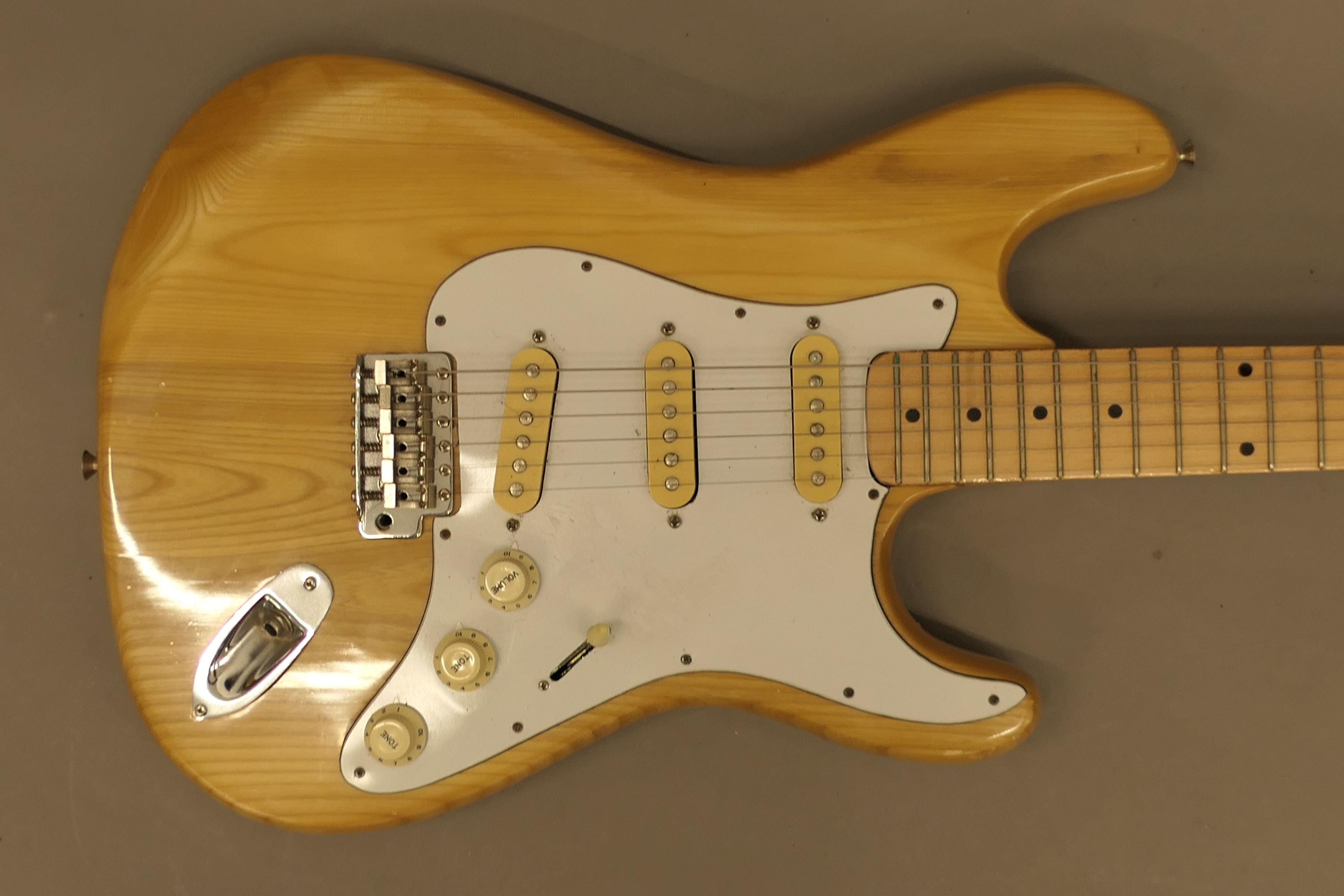 A 1970's Eros Stratocaster electric guitar, in working order. 102 cm long. - Image 3 of 7