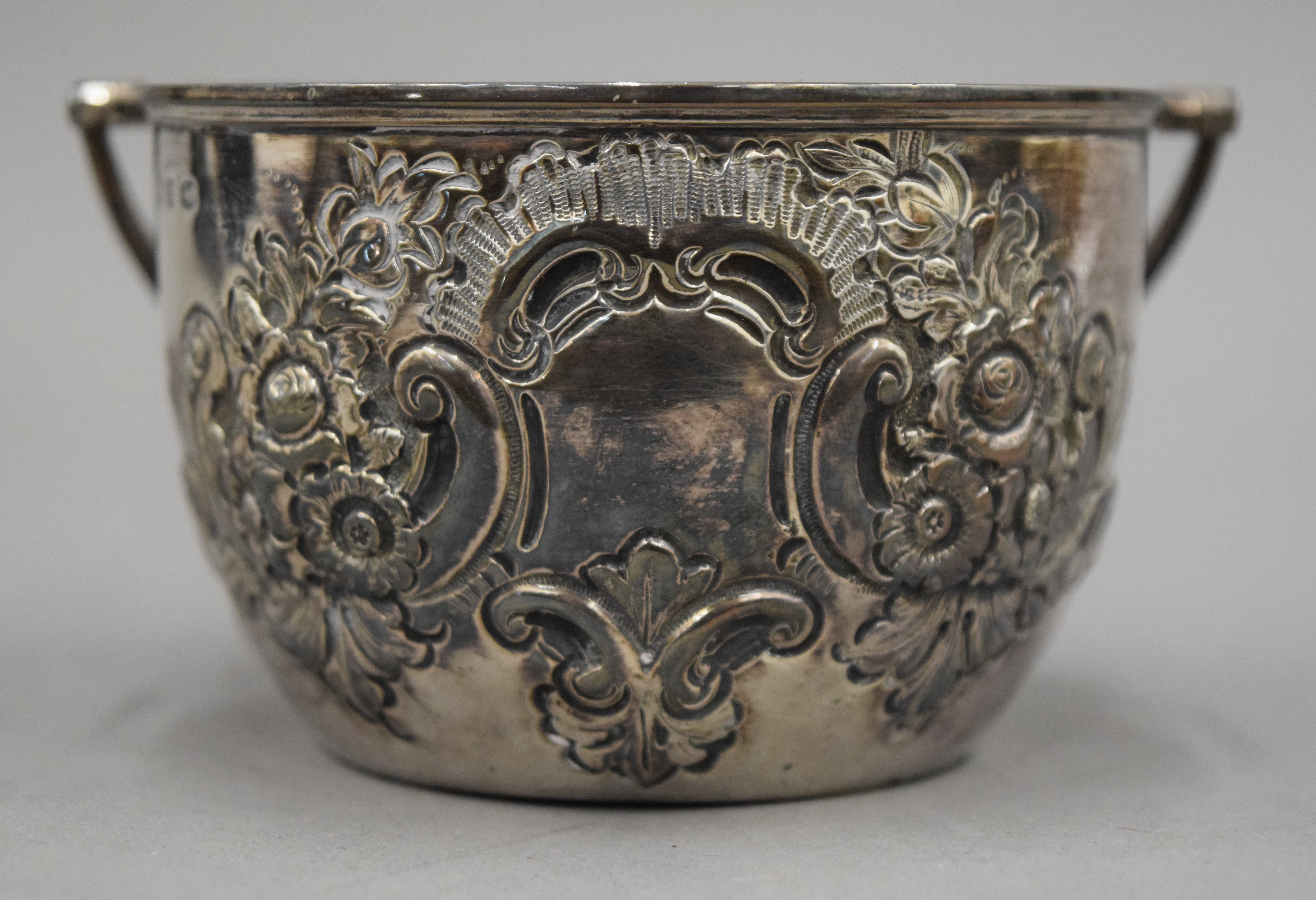 An embossed silver sugar bowl. 10.5 cm wide. 125.8 grammes. - Image 4 of 4