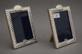 A pair of silver photograph frames. 13.5 x 19 cm.
