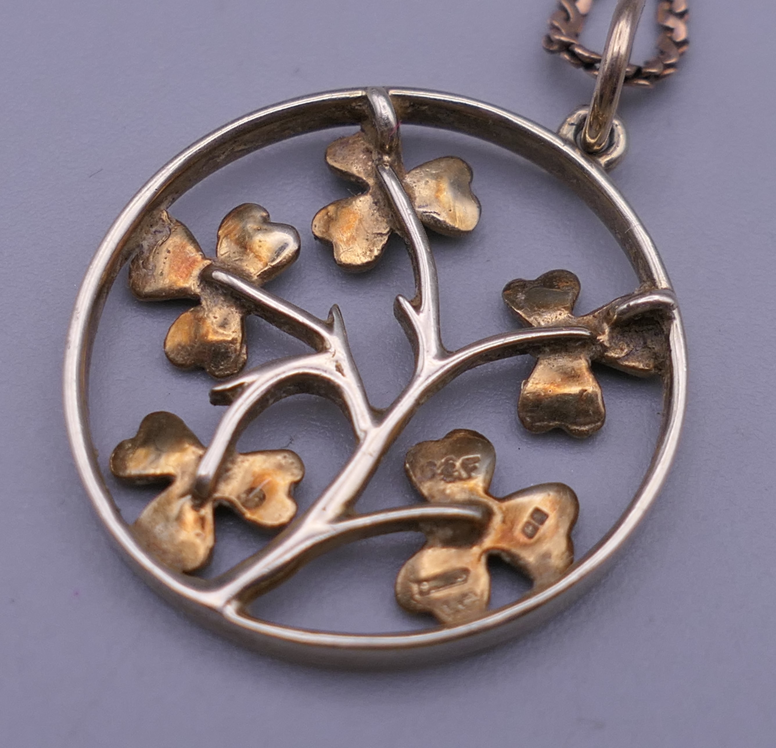A 9 ct gold and enamel pendant signed C&F (for the maker Crop and Farr) on a 9 ct gold chain. 6. - Bild 4 aus 7
