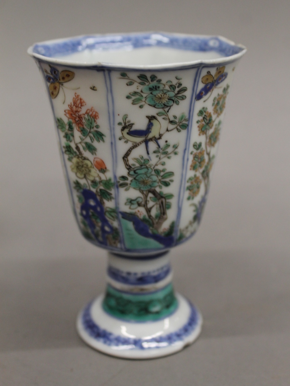 A Chinese Kangxi period octagonal famille verte porcelain stem cup. 11.5 cm high. - Image 10 of 17