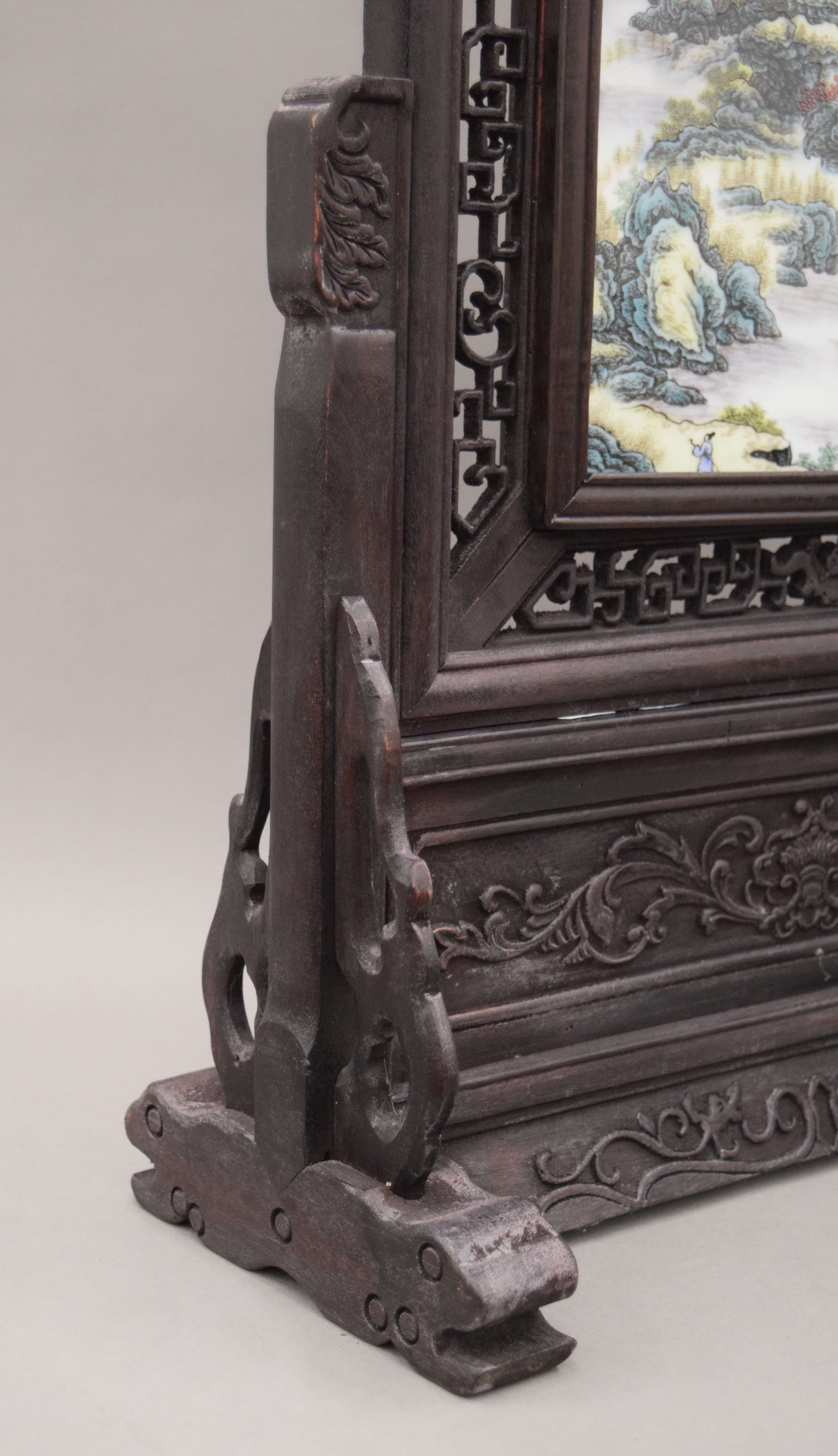 A Chinese porcelain screen on wooden stand. 67.5 cm high. - Image 5 of 7