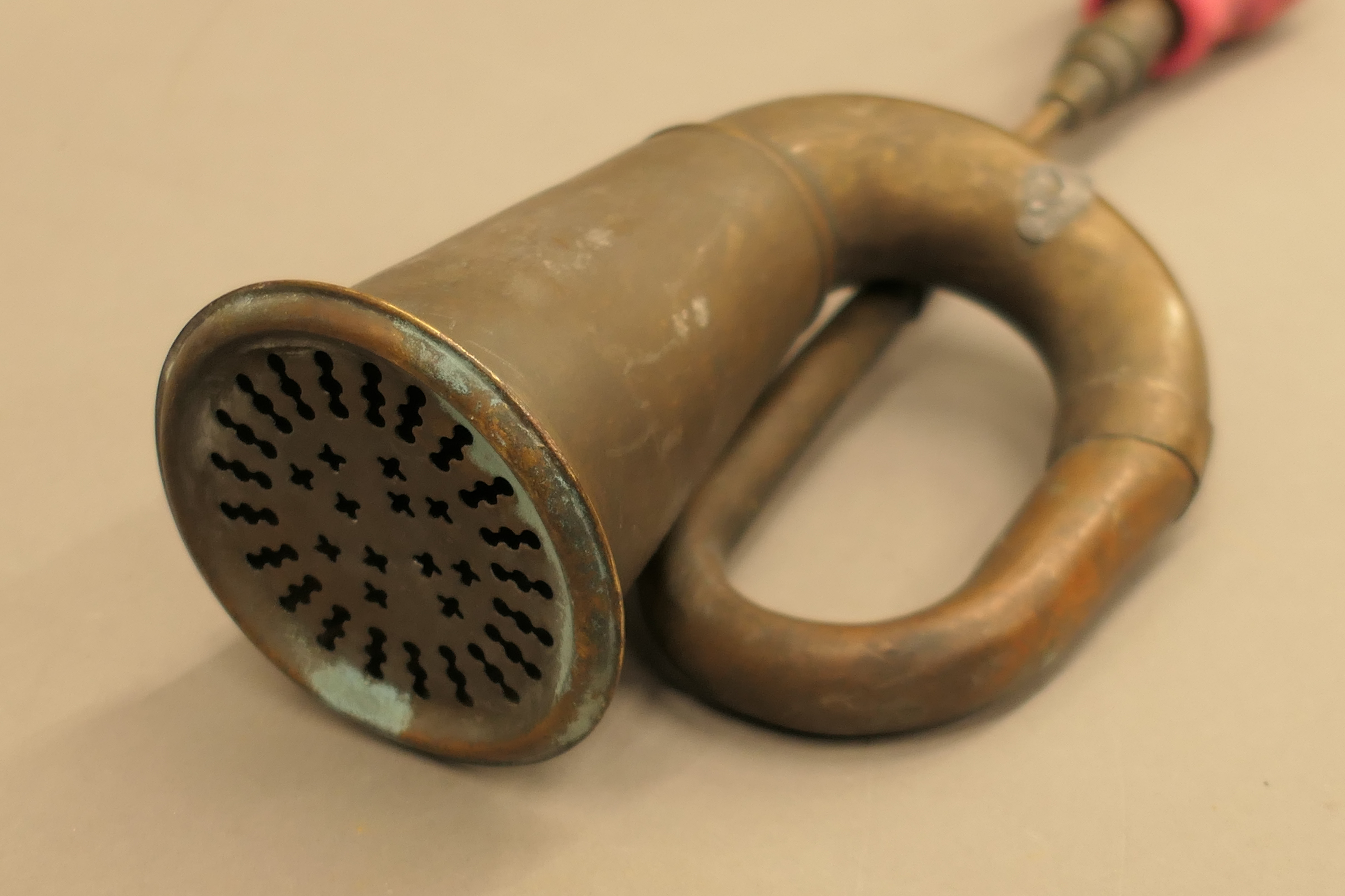Two vintage car horns. The largest 37 cm long. - Image 3 of 6