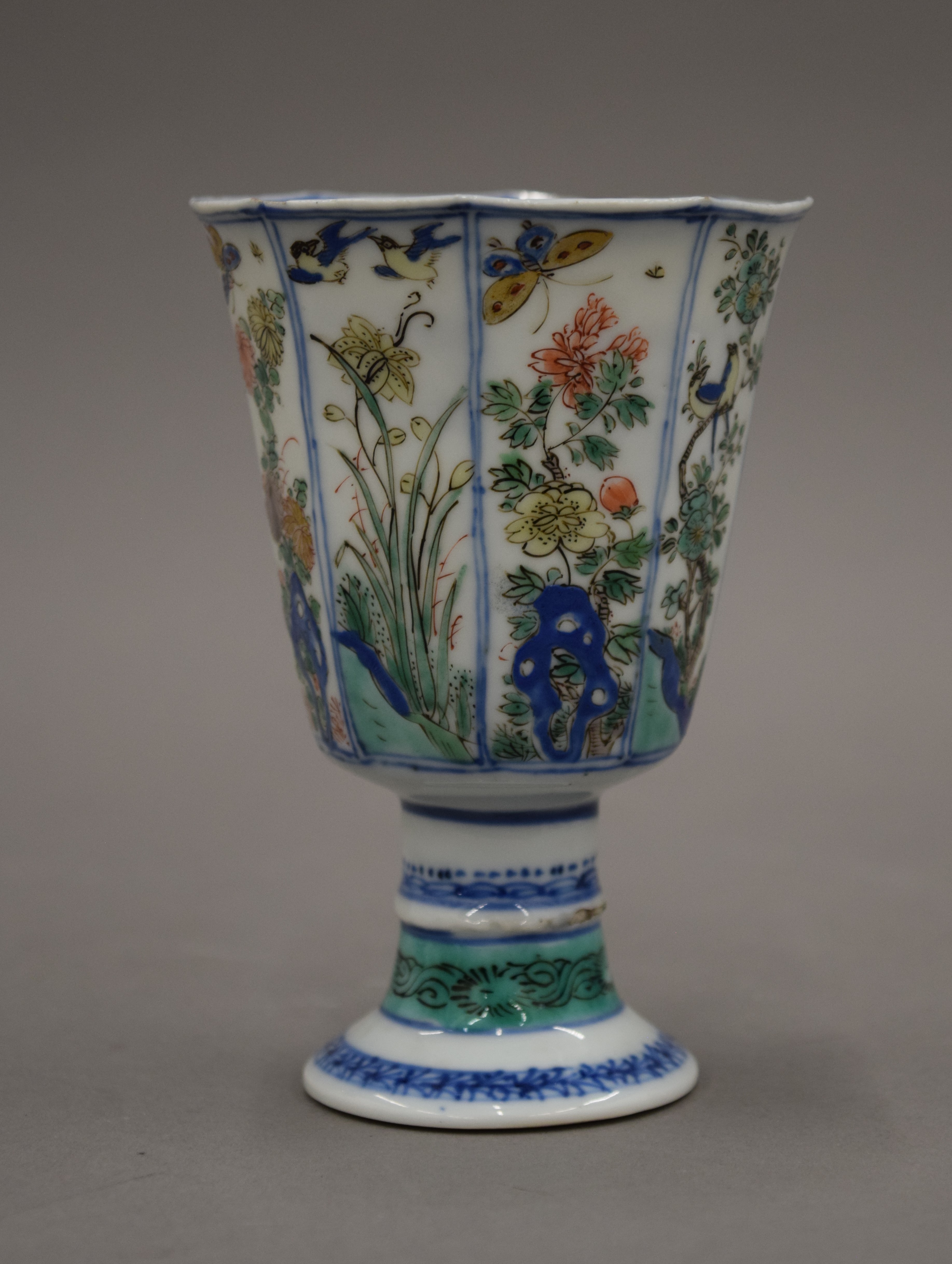 A Chinese Kangxi period octagonal famille verte porcelain stem cup. 11.5 cm high. - Image 2 of 17