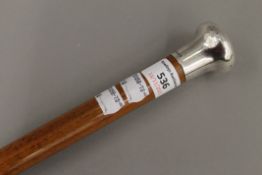 A silver topped malacca cane walking stick, hallmarked for London 1929. 93.5 cm long.