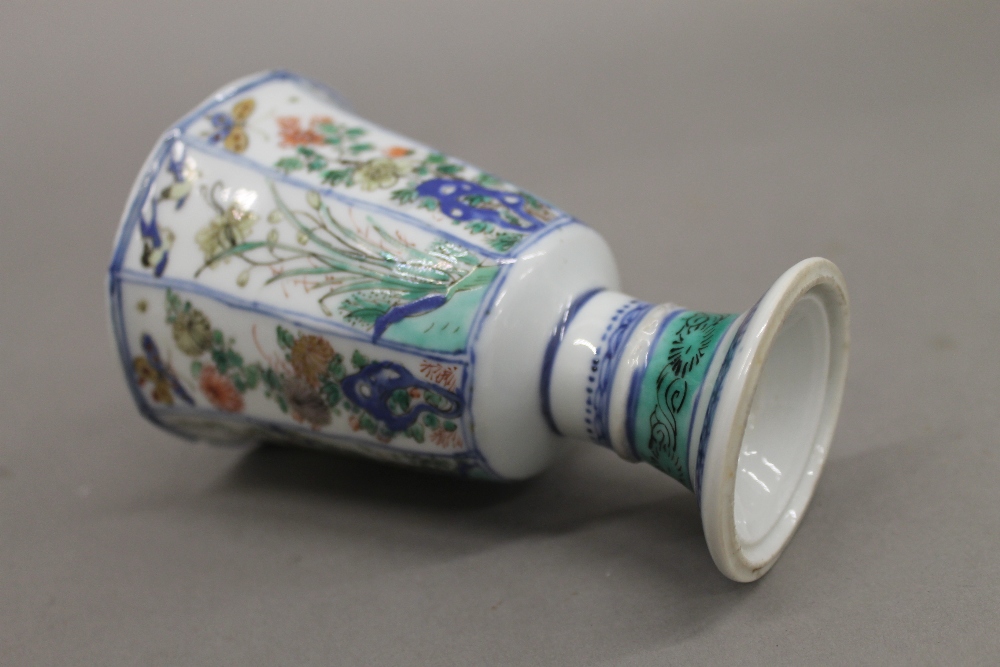 A Chinese Kangxi period octagonal famille verte porcelain stem cup. 11.5 cm high. - Image 13 of 17
