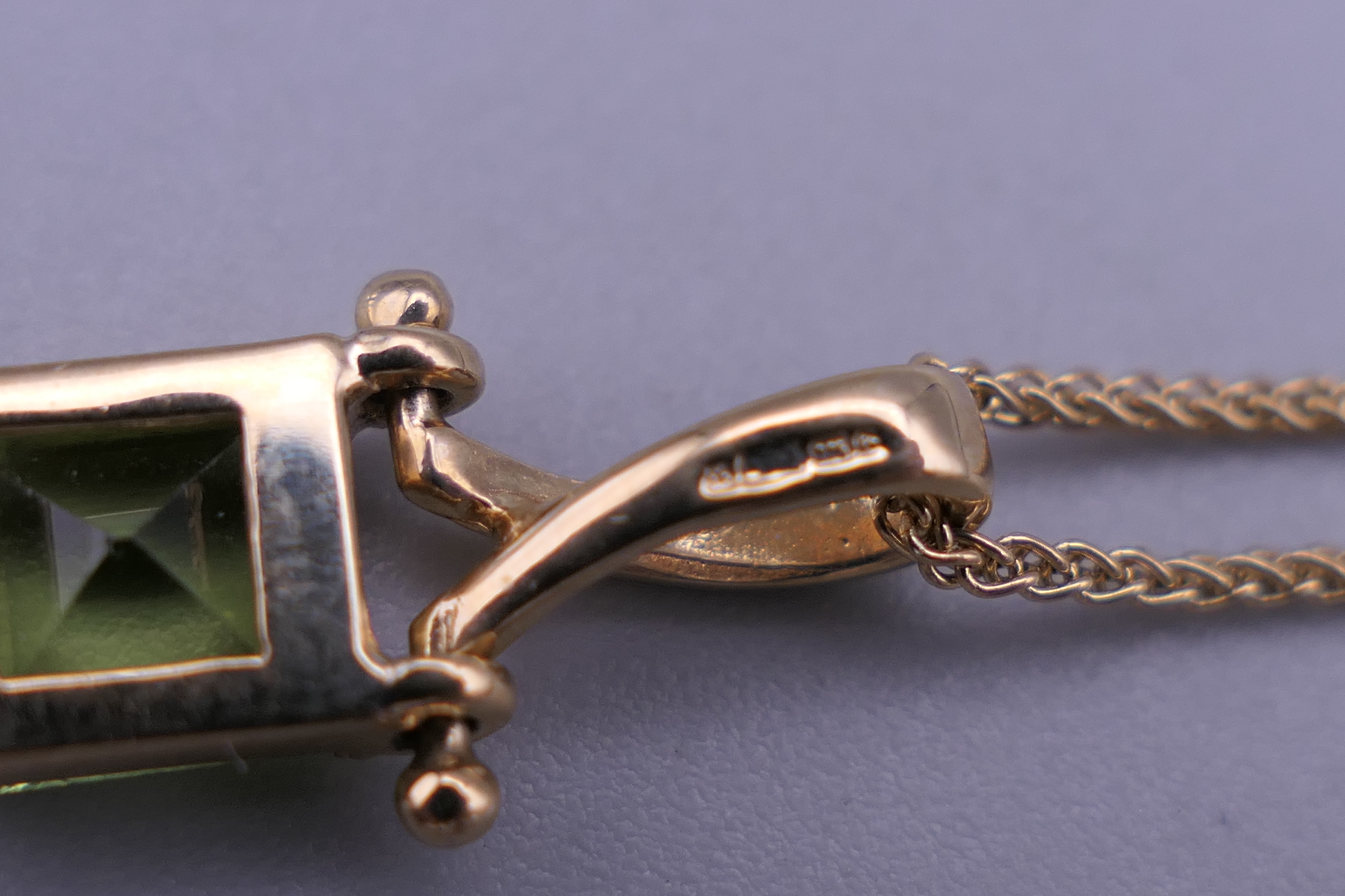 A 9 ct gold pendant necklace. The pendant 1.5 cm high. - Image 4 of 8