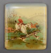 A vintage cigarette case decorated with a fox hunting scene. 8 cm wide.