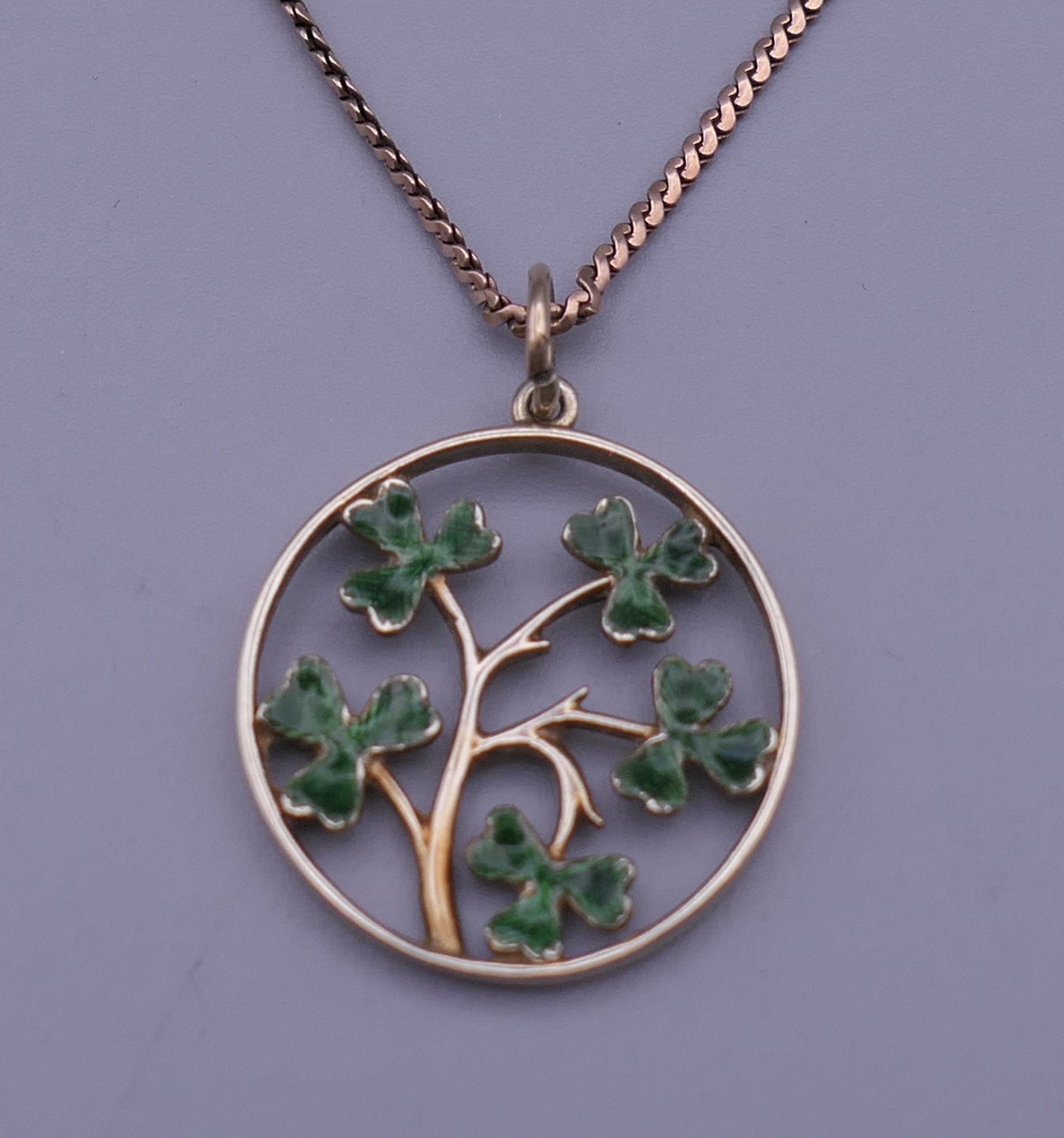 A 9 ct gold and enamel pendant signed C&F (for the maker Crop and Farr) on a 9 ct gold chain. 6. - Bild 3 aus 7