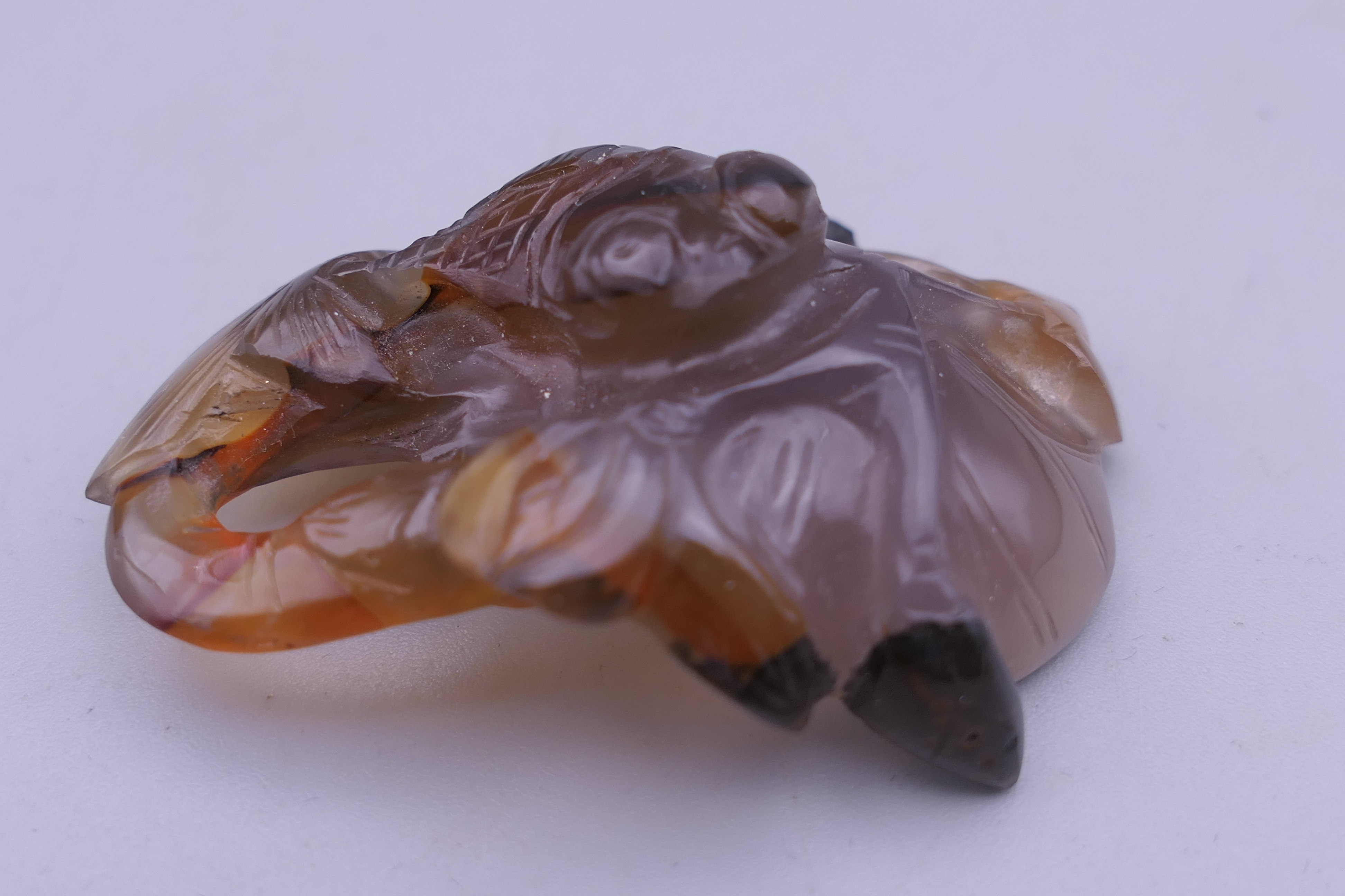 An agate pendant carved with lily pad and goldfish. 5 cm high. - Bild 2 aus 3