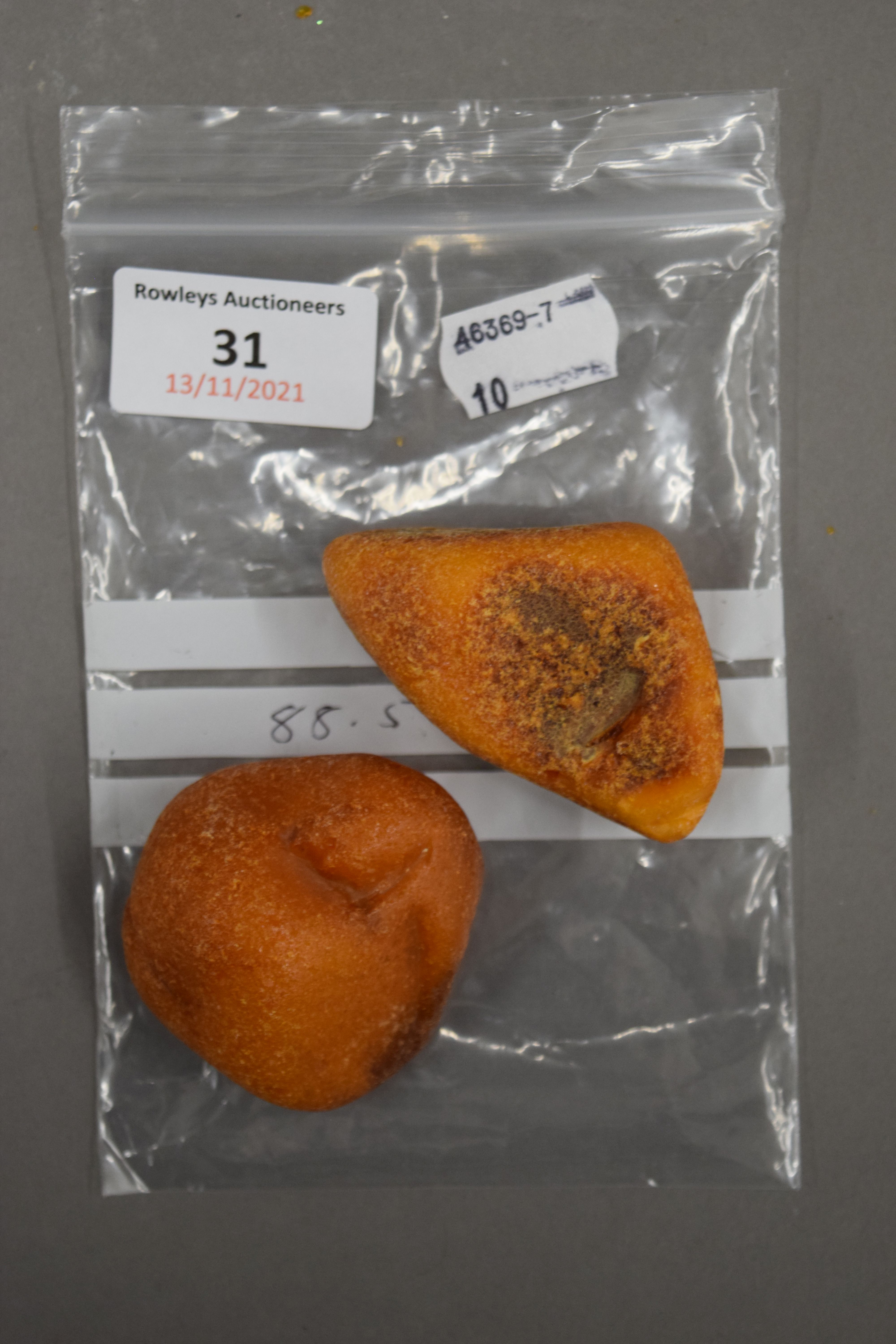 Two pieces of natural amber. 88.5 grammes. - Image 4 of 4