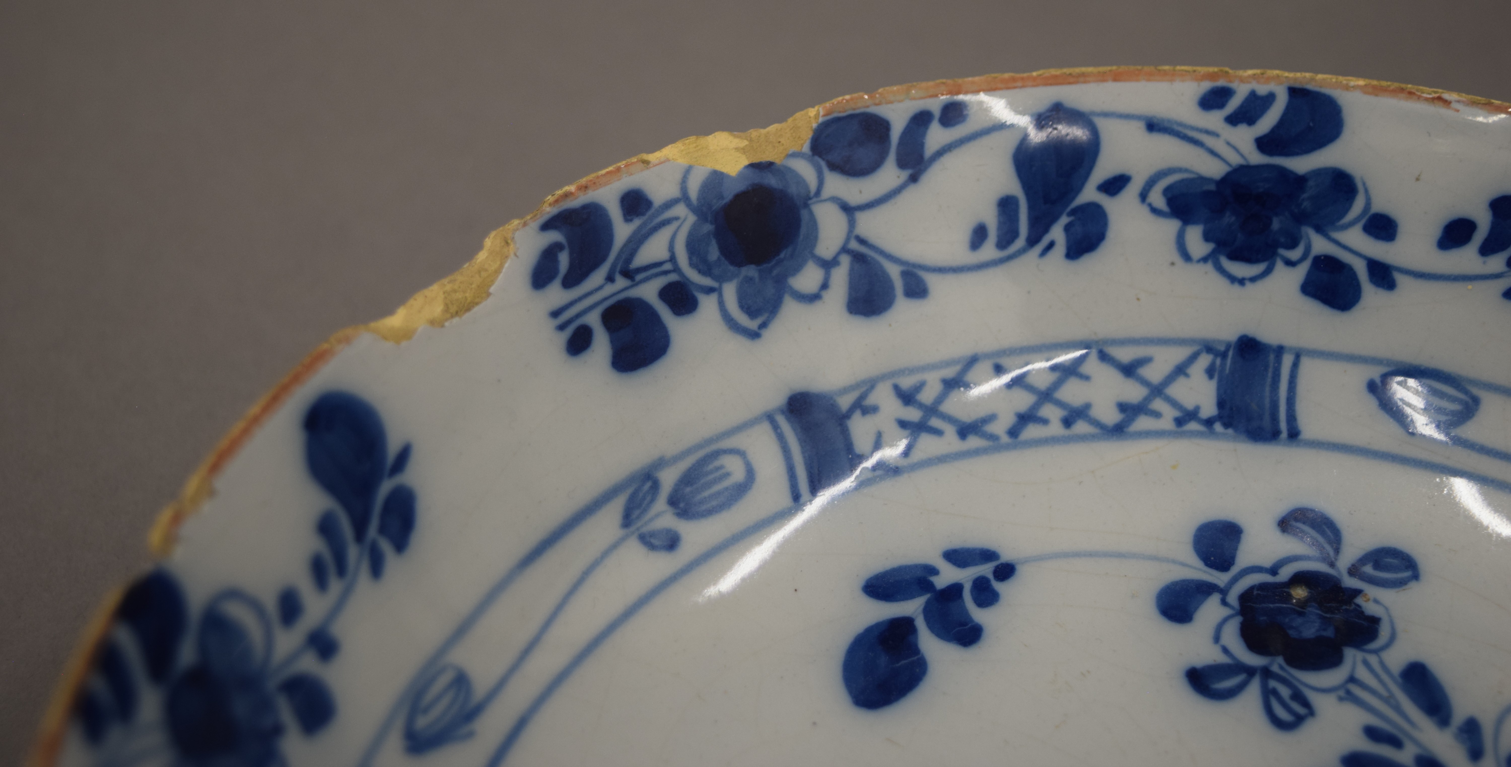 An 18th century Delph blue and white porcelain dish. 22.5 cm diameter. - Image 5 of 5