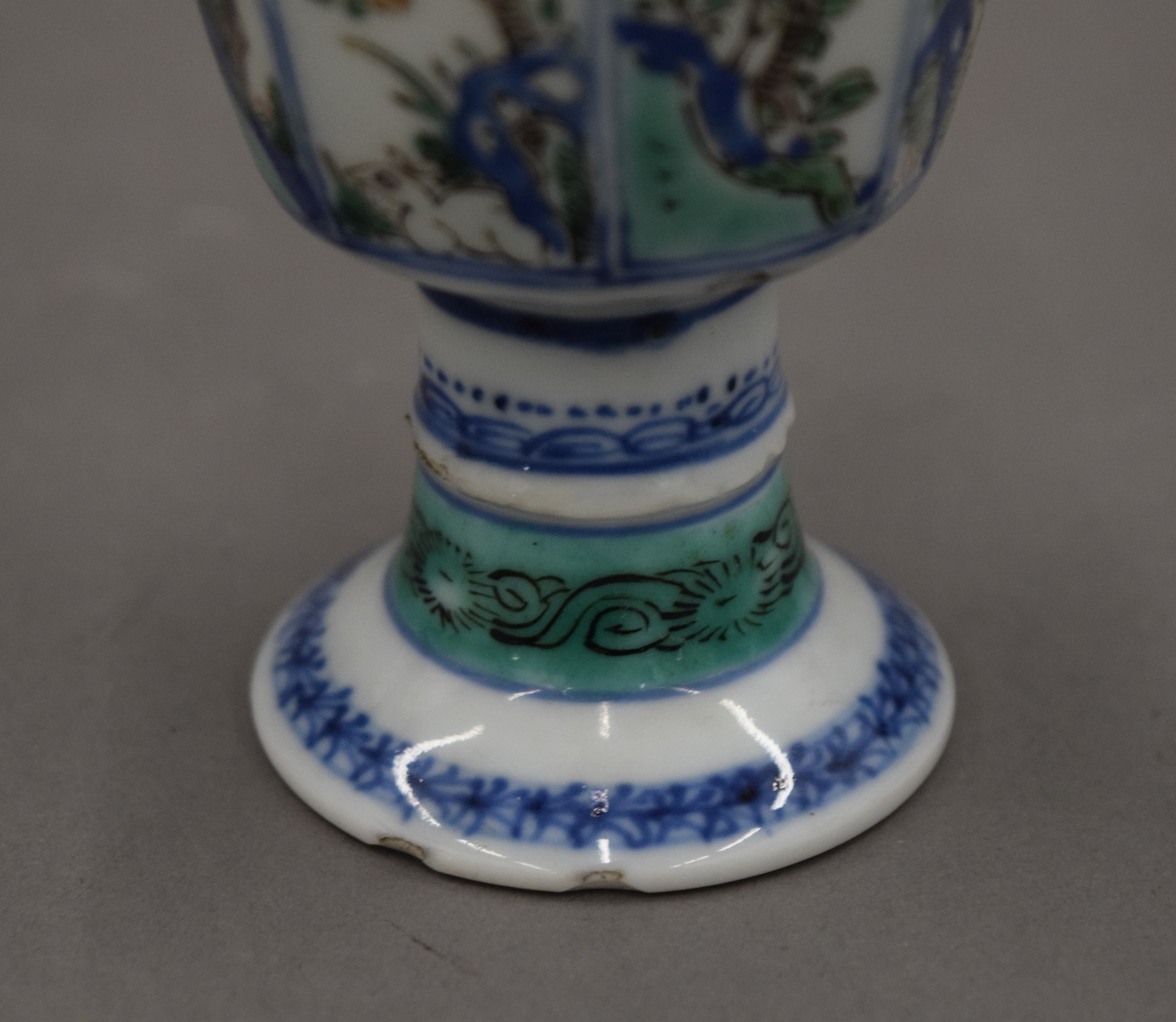 A Chinese Kangxi period octagonal famille verte porcelain stem cup. 11.5 cm high. - Image 6 of 17