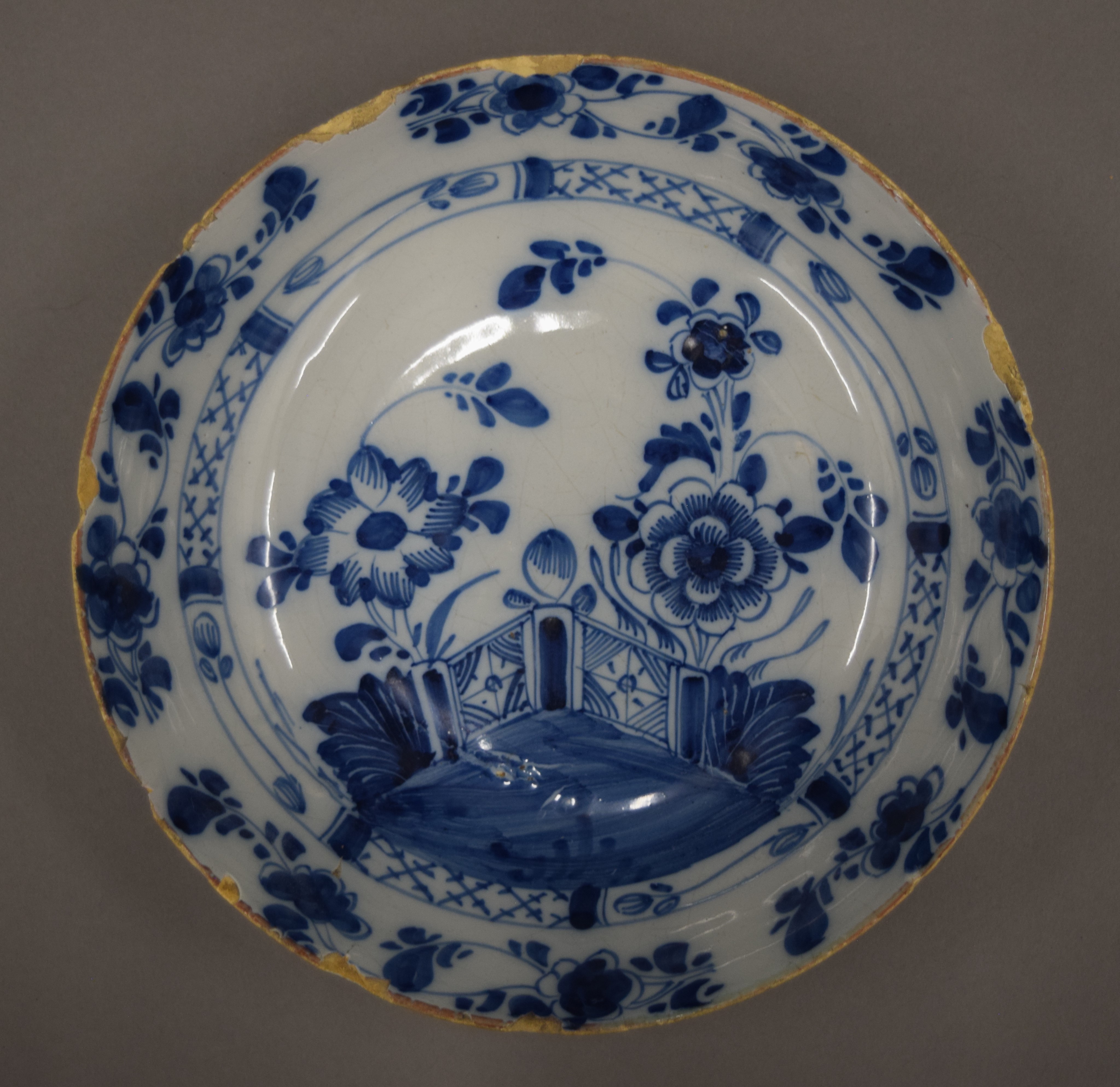 An 18th century Delph blue and white porcelain dish. 22.5 cm diameter. - Image 3 of 5