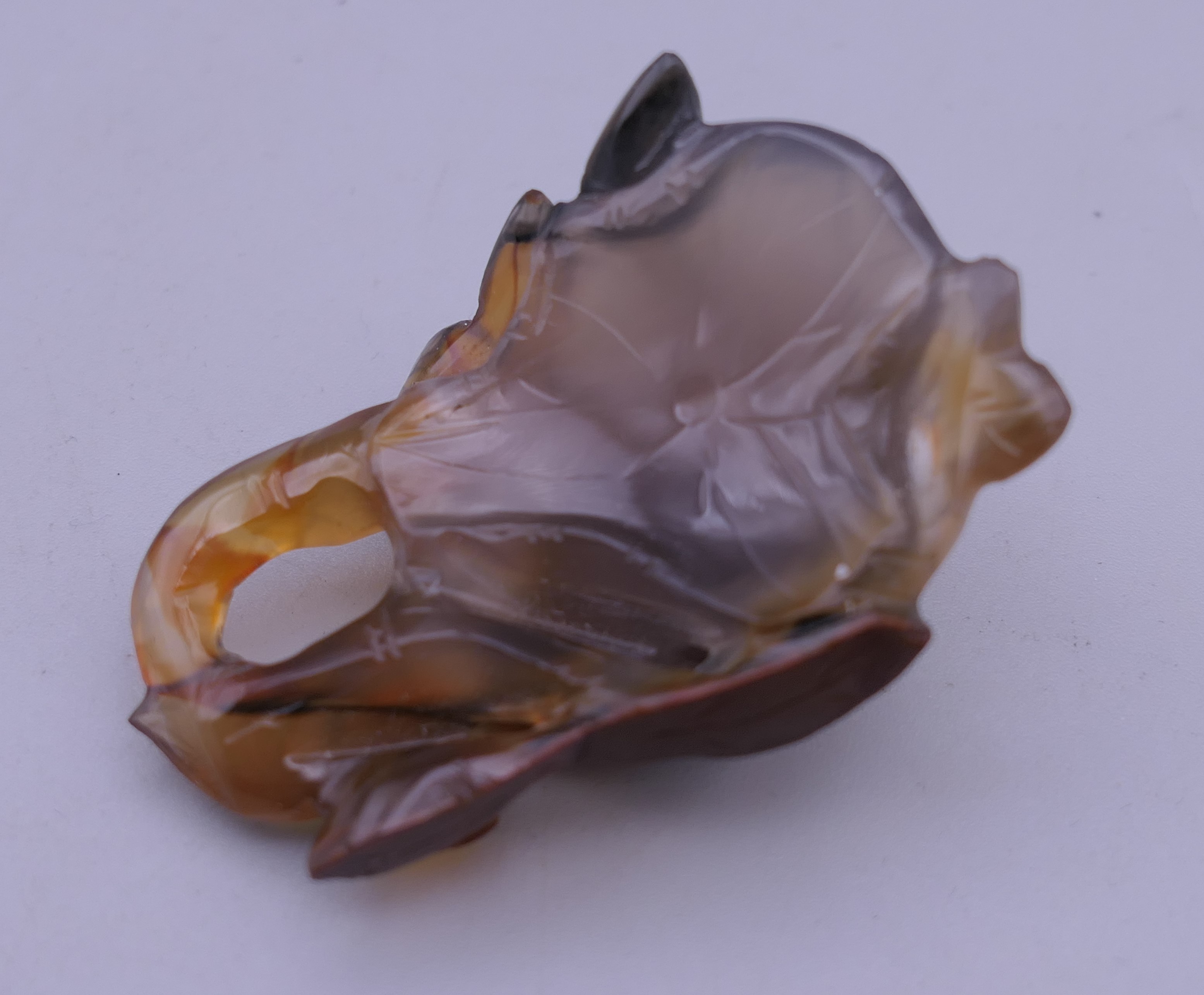An agate pendant carved with lily pad and goldfish. 5 cm high. - Bild 3 aus 3