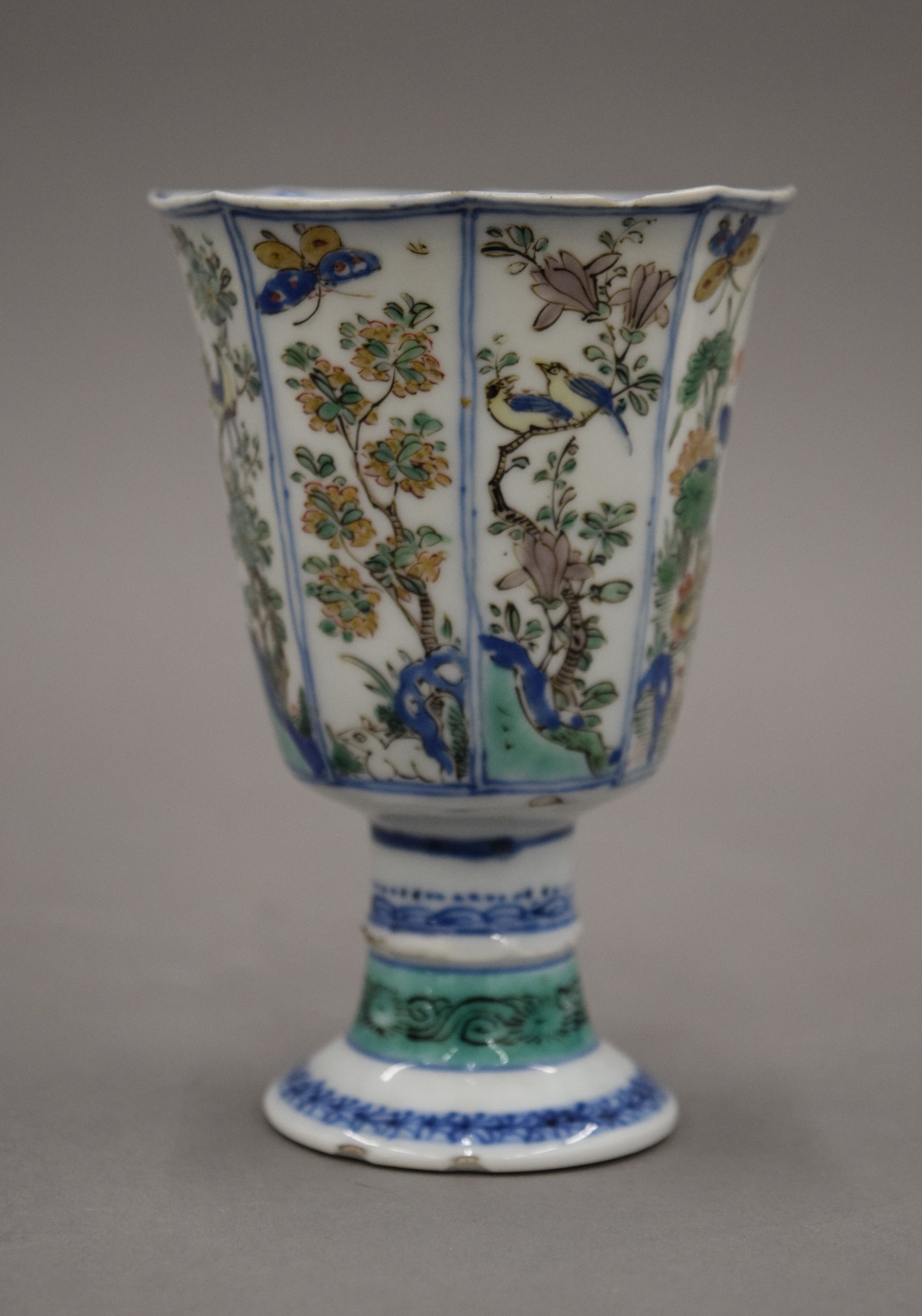 A Chinese Kangxi period octagonal famille verte porcelain stem cup. 11.5 cm high. - Image 5 of 17