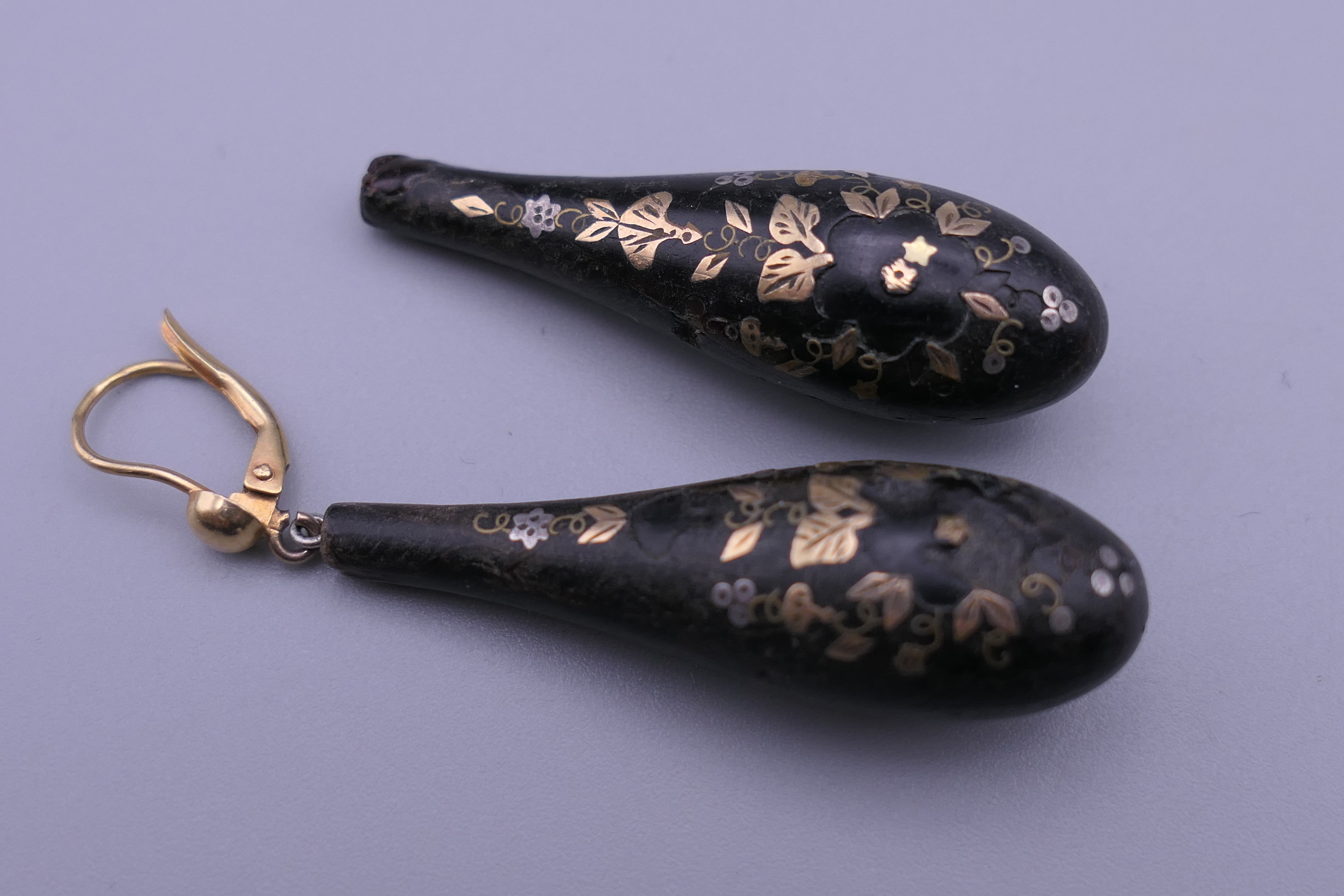 A pair of 19th century gold piquet inlaid tortoiseshell earrings. 4.25 cm high. - Bild 2 aus 5