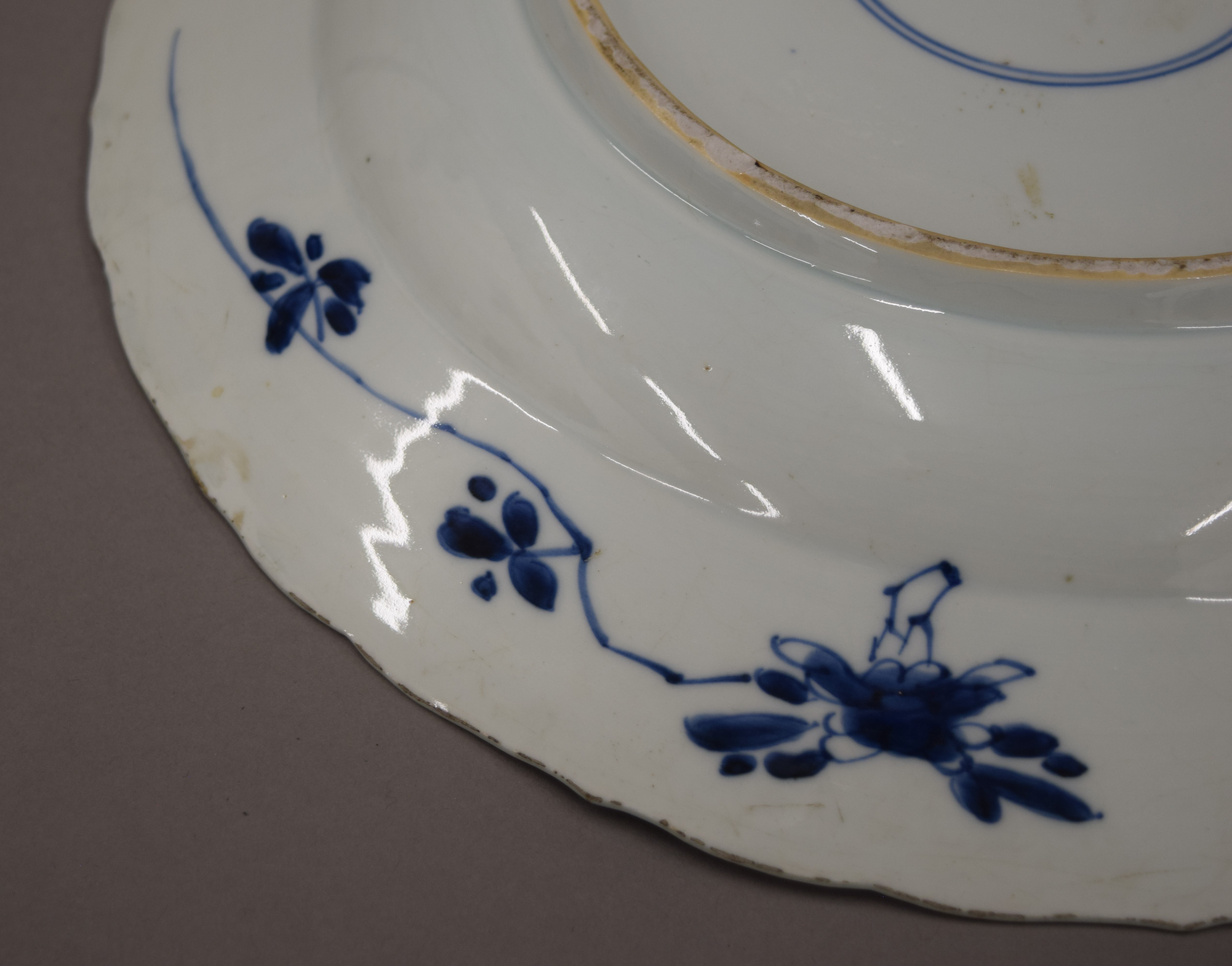 A 19th century Chinese blue and white porcelain plate. 35 cm diameter. - Image 7 of 7