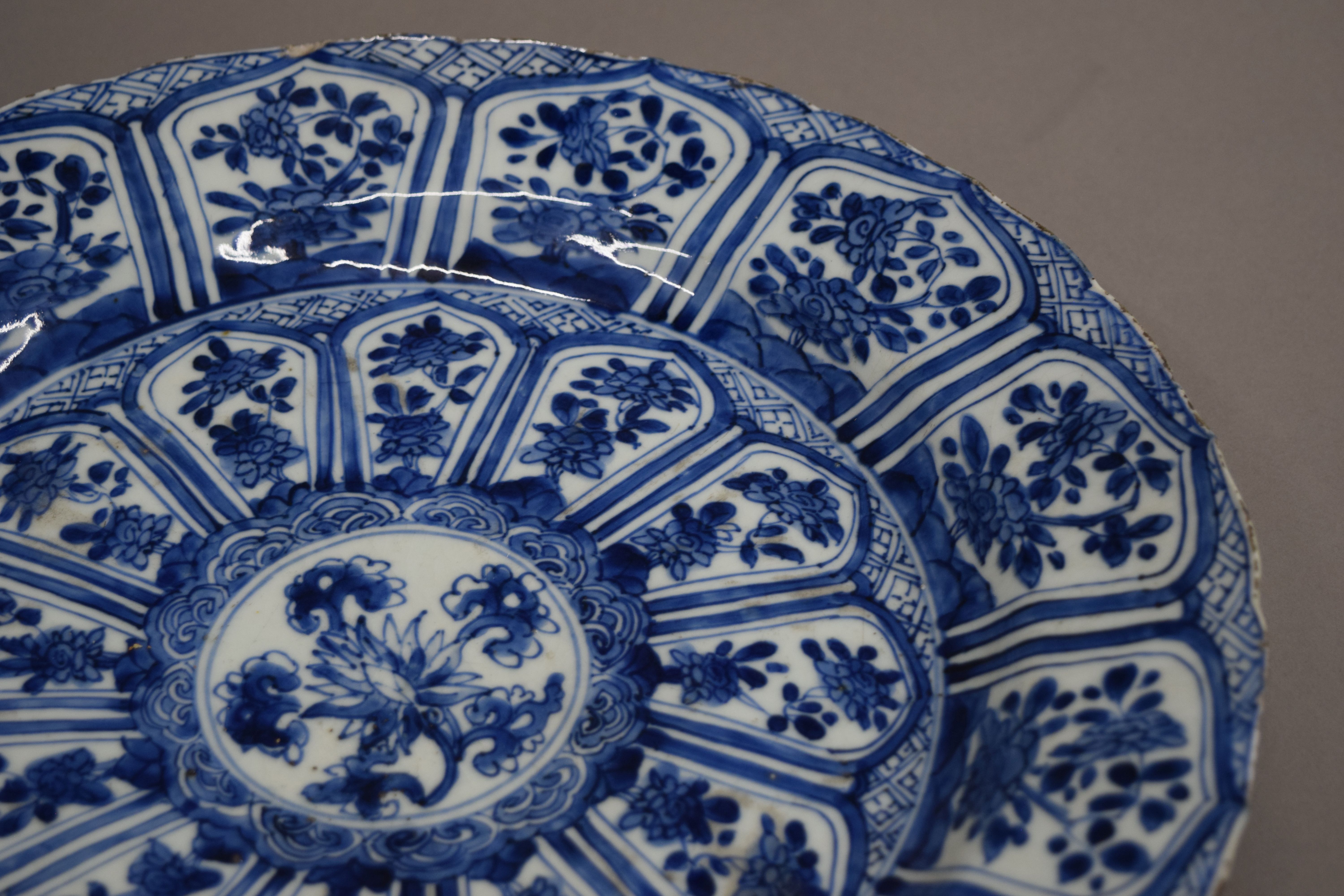 A 19th century Chinese blue and white porcelain plate. 35 cm diameter. - Image 4 of 7