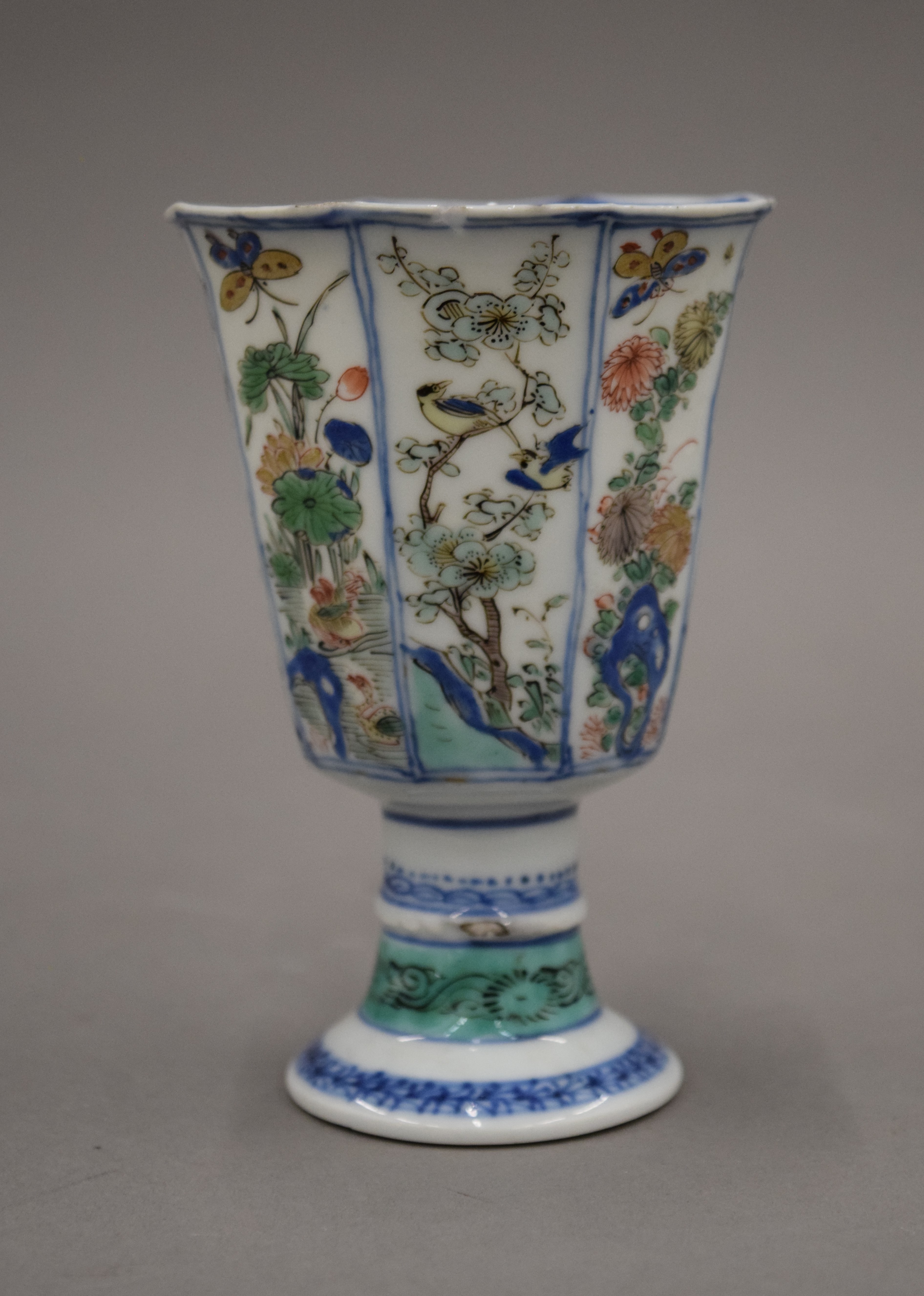 A Chinese Kangxi period octagonal famille verte porcelain stem cup. 11.5 cm high. - Image 4 of 17