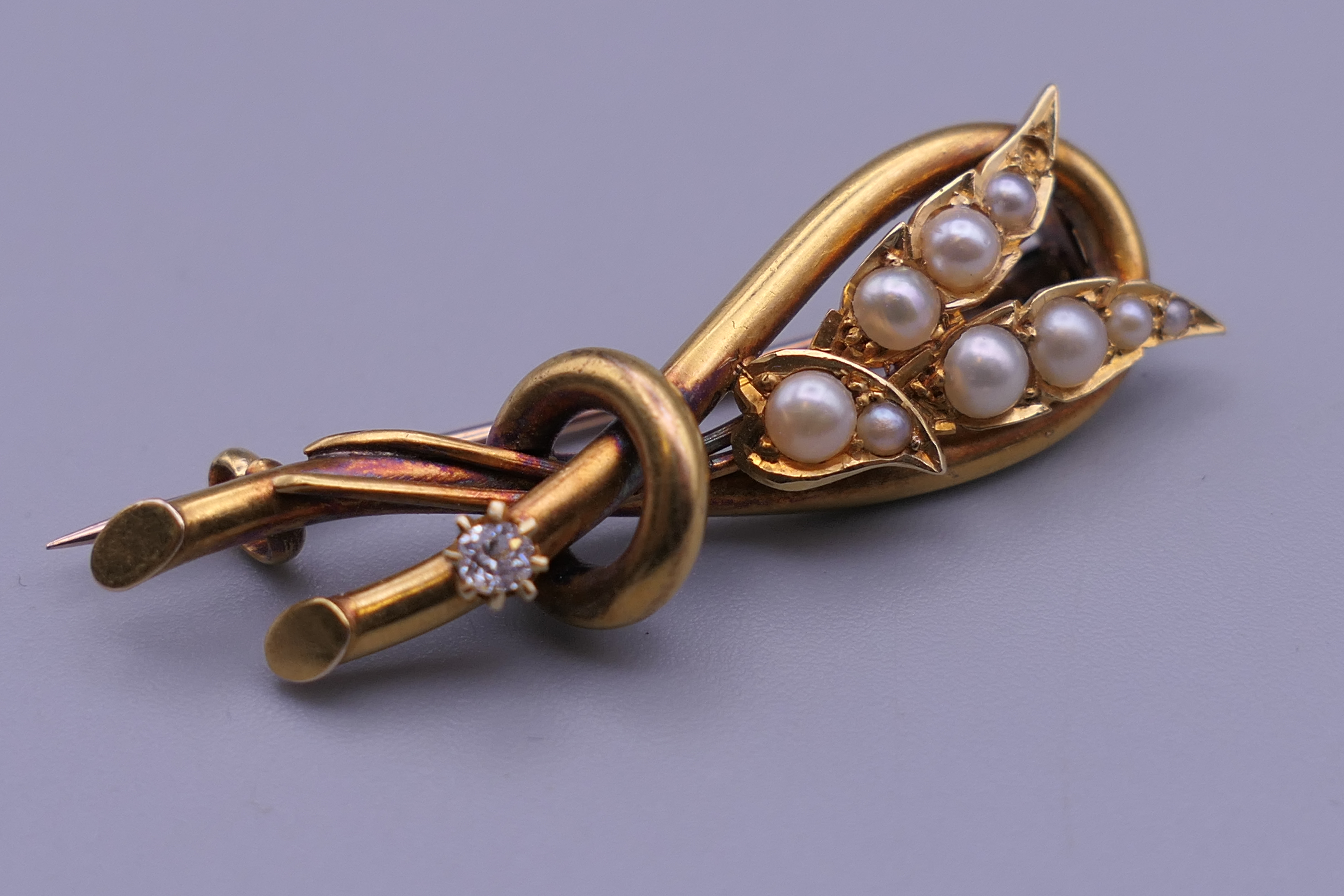 An unmarked gold diamond and pearl wheatsheaf brooch. 4.5 cm wide. 5.7 grammes total weight. - Image 5 of 5