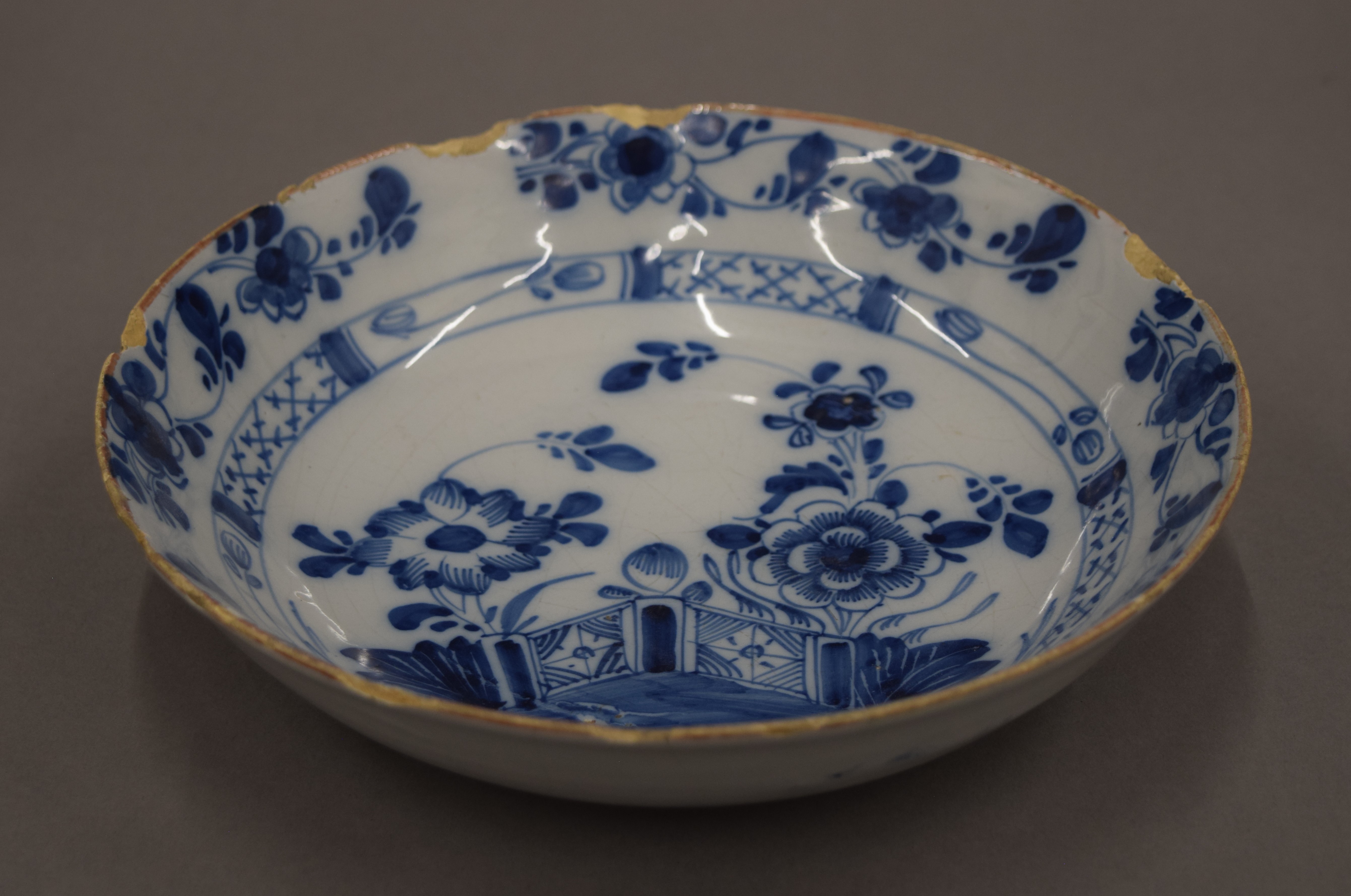 An 18th century Delph blue and white porcelain dish. 22.5 cm diameter.