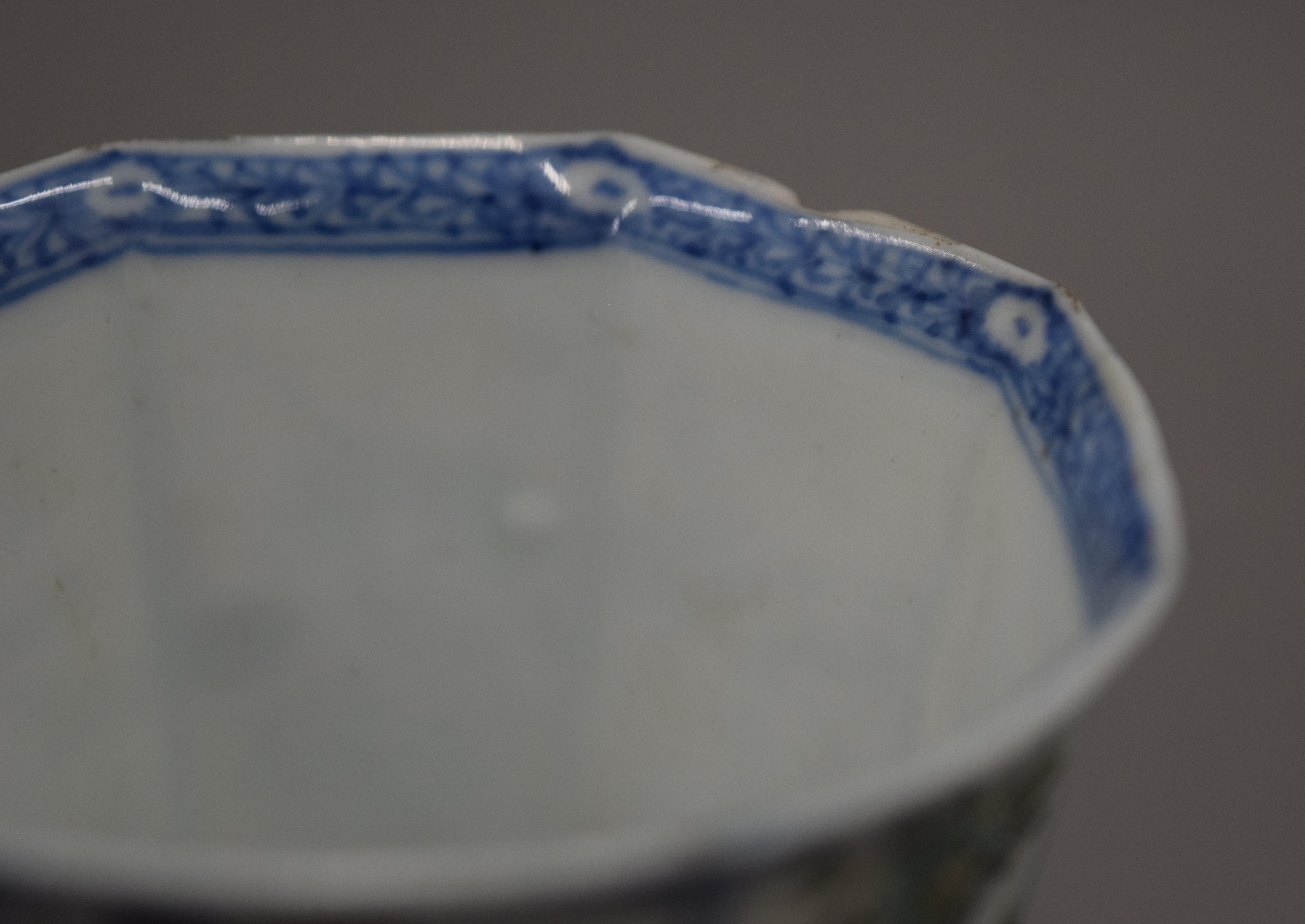A Chinese Kangxi period octagonal famille verte porcelain stem cup. 11.5 cm high. - Image 3 of 17