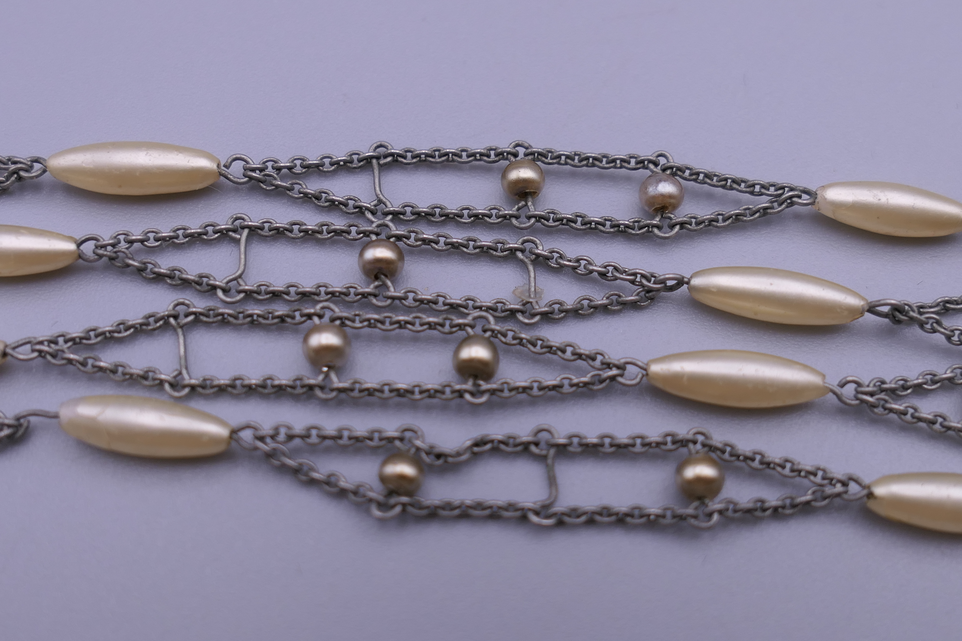 A quantity of jewellery, including a long guard chain. - Image 3 of 6