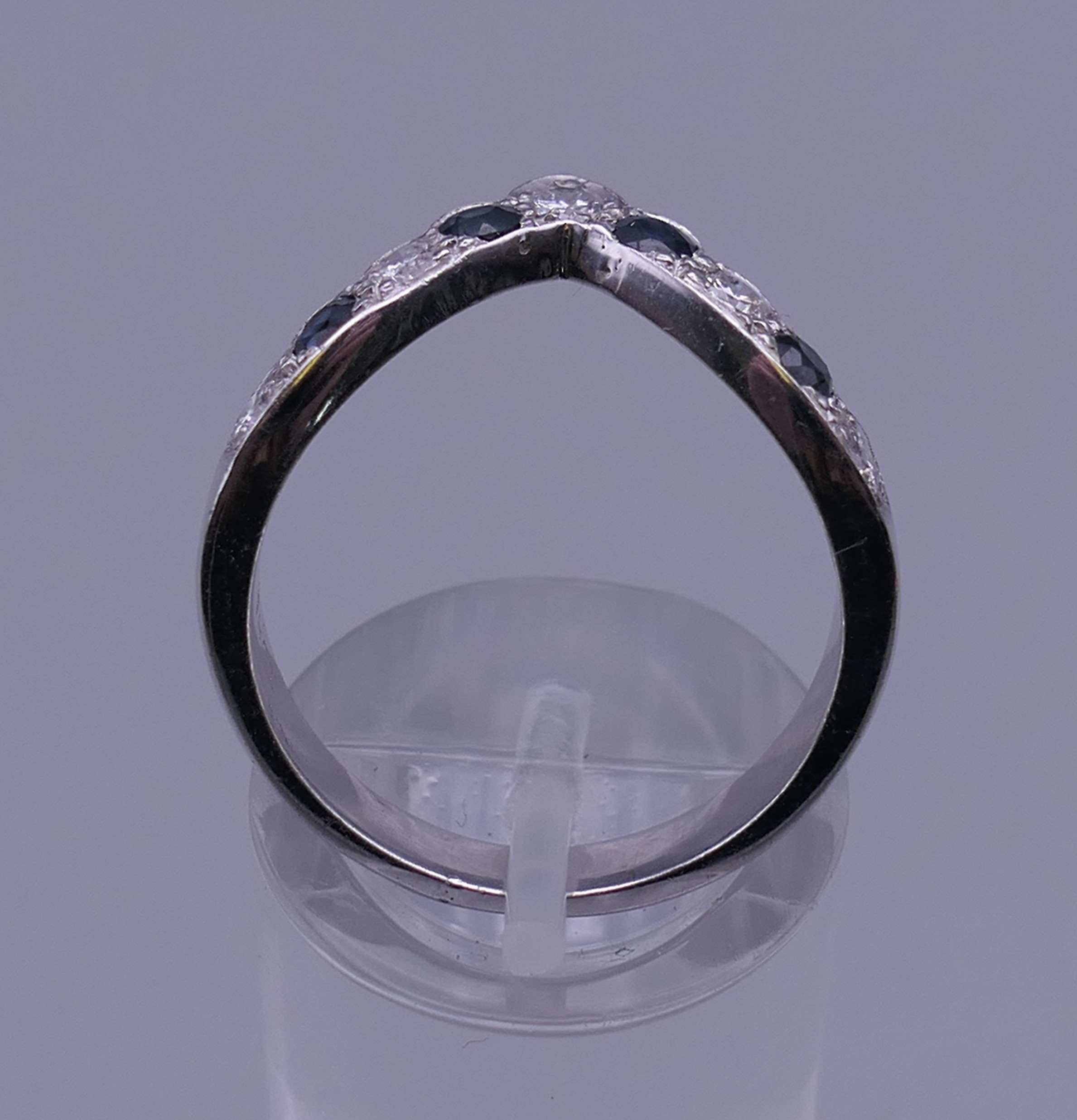 An 18 ct white gold, diamond and sapphire wishbone ring. Ring size Q. 5.7 grammes total weight. - Bild 3 aus 6