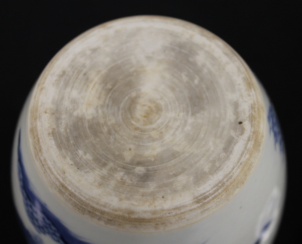 An 18th century Chinese blue and white porcelain tea caddy. 15 cm high. - Image 7 of 7