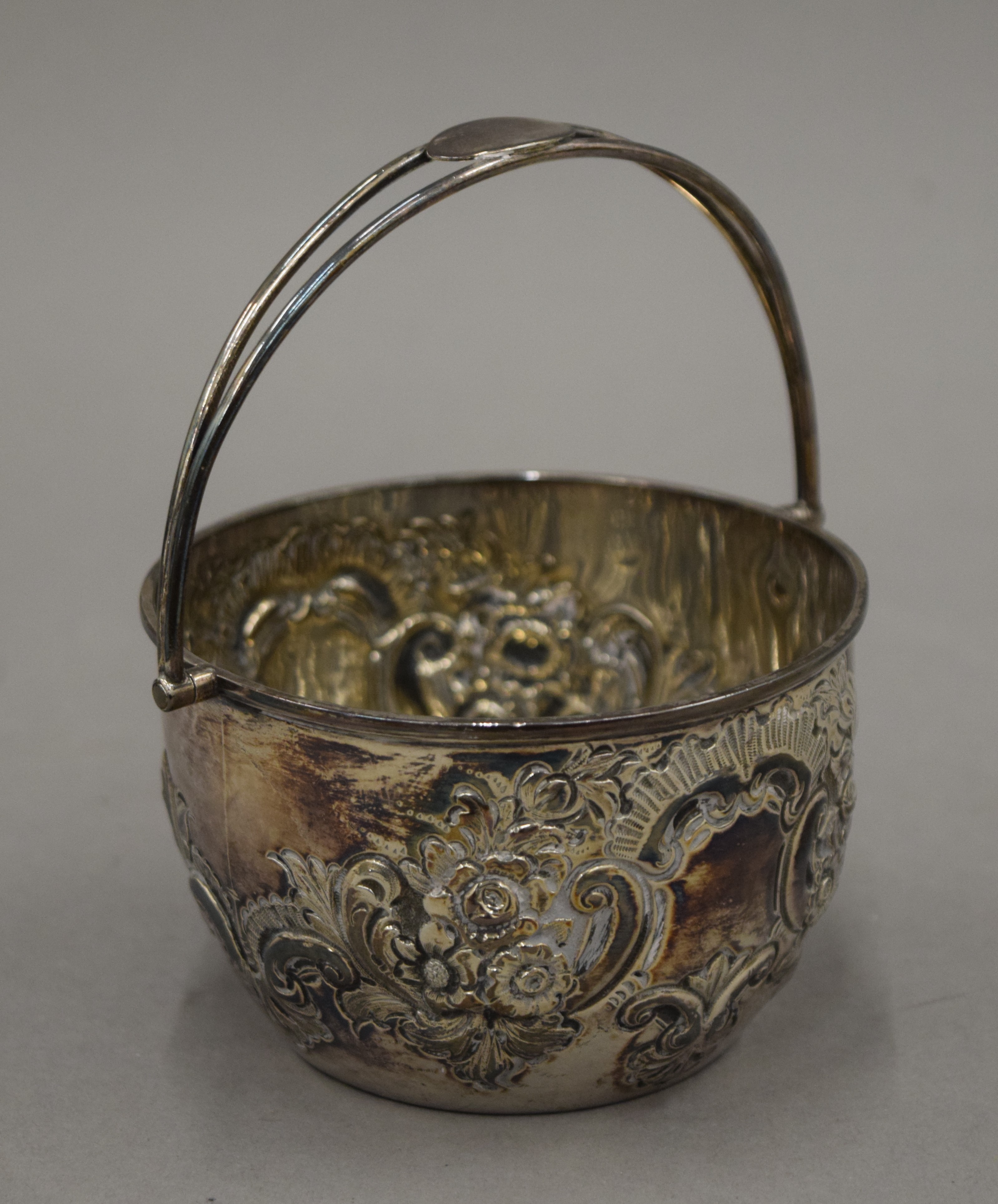 An embossed silver sugar bowl. 10.5 cm wide. 125.8 grammes. - Image 2 of 4