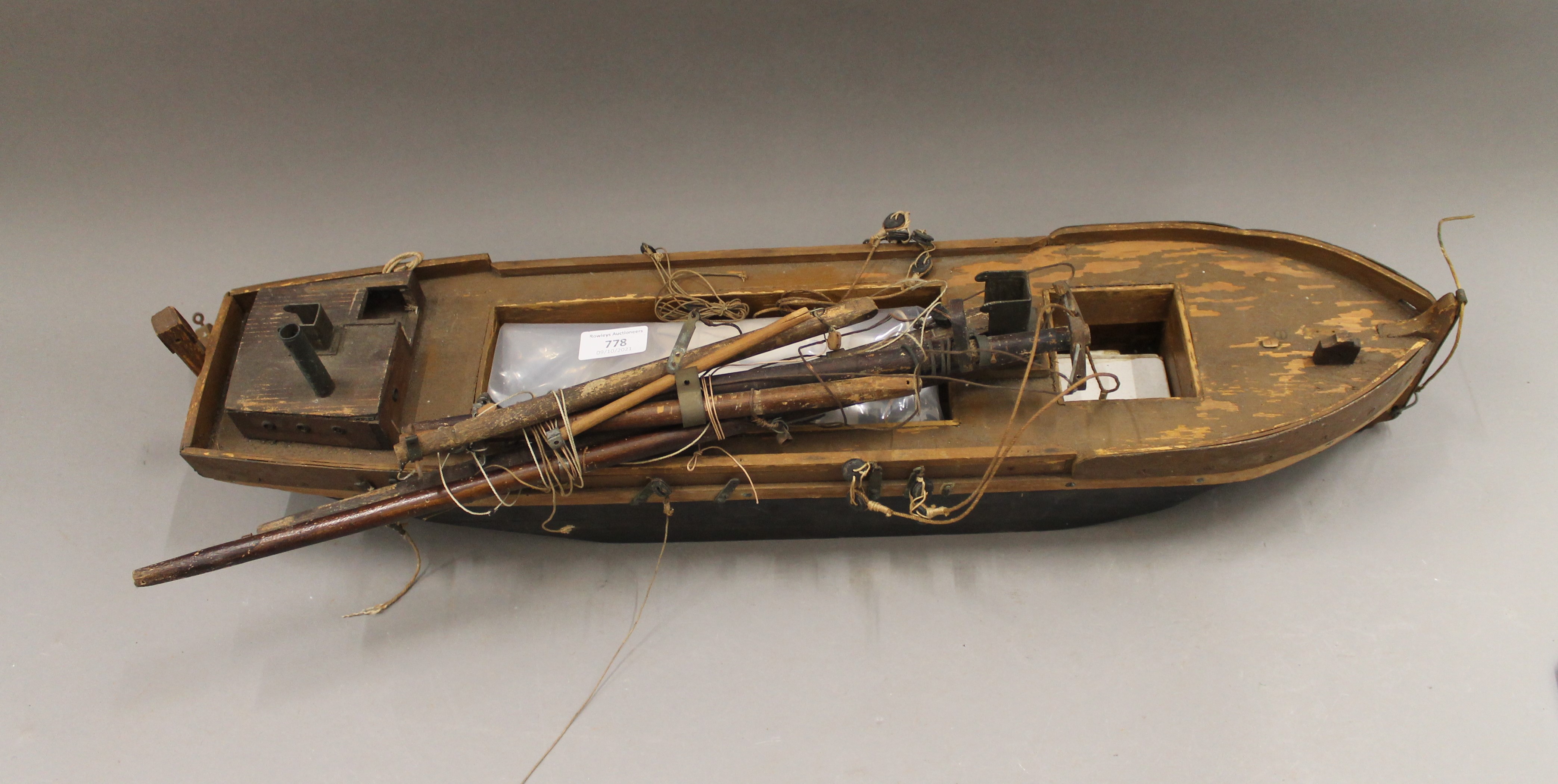 An early 20th century model of a Thames barge. 79 cm long. - Image 2 of 5