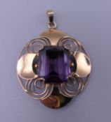 A gold and amethyst pendant. 4 cm high. 7.1 grammes total weight.