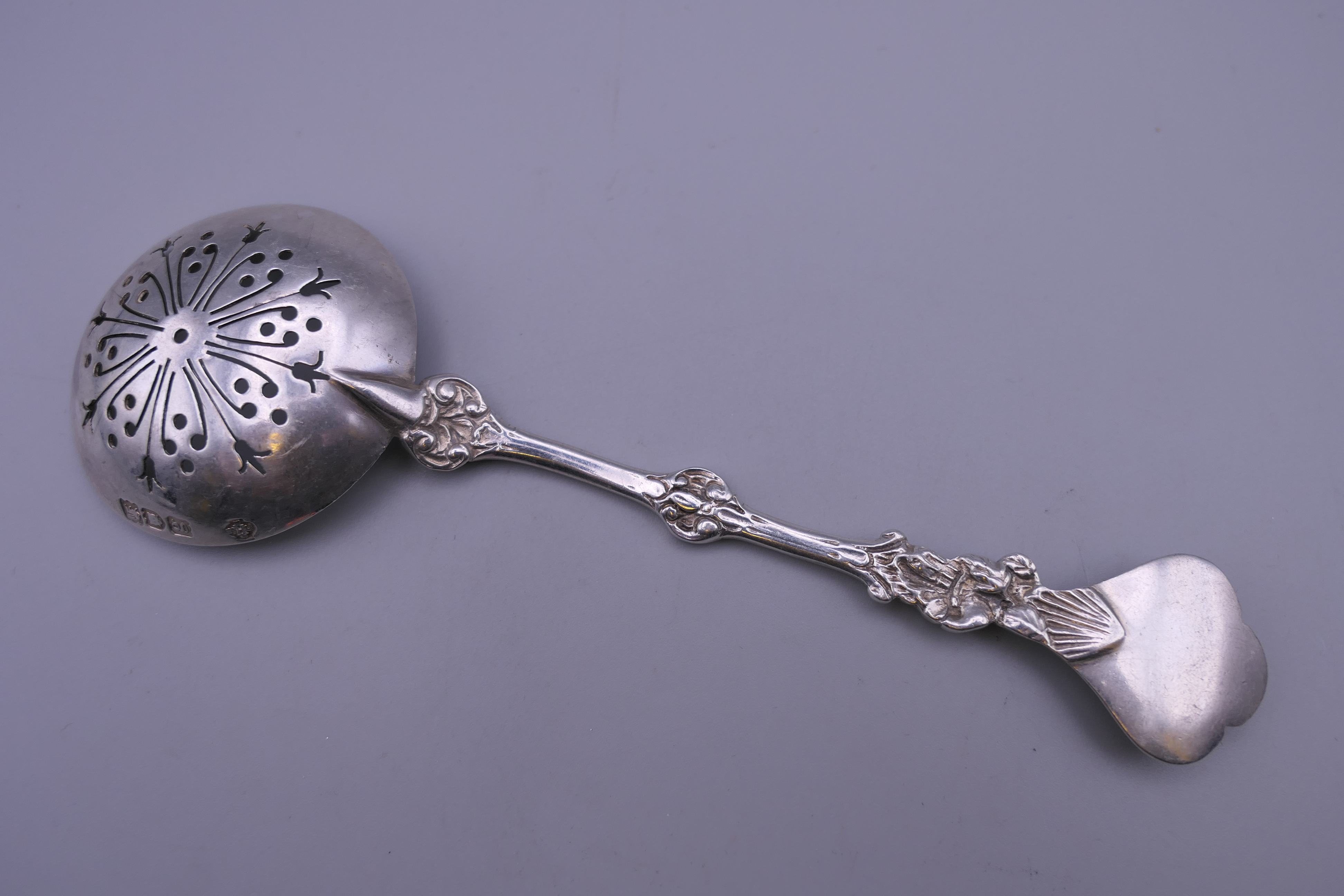 A silver sifting spoon. 16 cm long. 37.7 grammes. - Image 2 of 5